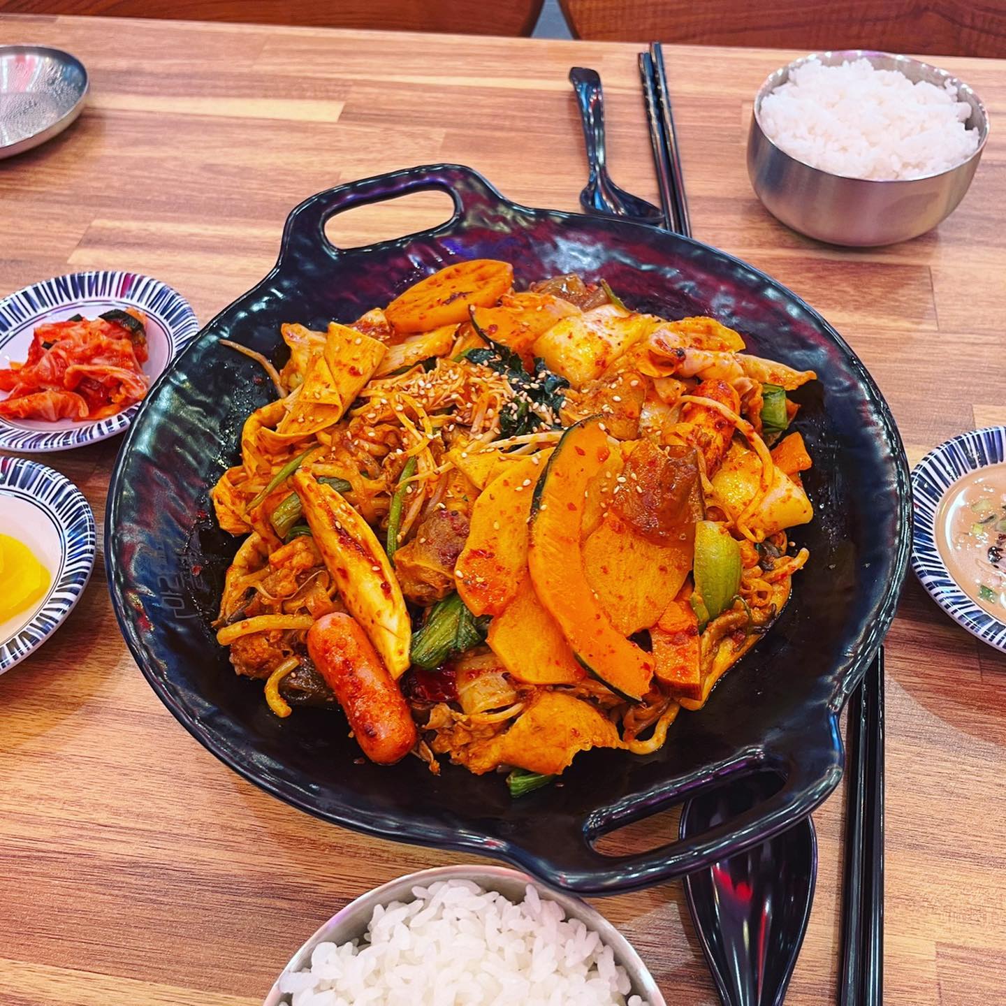 #협찬#마라공방 🥘✨

마라처돌이들끼리모여 마라전골먹으러옴‼️
마침 마라공방 5주년이벤트하길래 참여했어요☺️

1등이 100만원 상품권!!!!💸💸
2등도 에어팟이니 한번 노려들봅시다😎
현실은 5등 음료수였지만ㅋㅋㅋ
인스타이벤트도 있으니까 실망말게🥳

마라먹고 싶어서 마라공방왔는데 경품까지 타가면 개이득이니깐😃
이벤트하는동안 매일와야겠어요🥹🥹

#마라탕맛집#강남마라탕#마라공방5주년