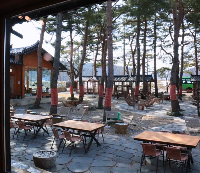 강원도 속초가면 한번은 가볼만한 🍓설악산로 카페

🚙설악산 가는 입구에 위치해있어서
오며가며 🌿소나무정원&한옥뷰에 끌려 여러번 찾아가는
사람들이 많다는데! ☃️한겨울 눈내린 카페뷰도 근사하고
봄 여름 가을 모두 계절마다 분위기가 달라 찾아오고싶은 기분이
절로 느껴질만한 곳😎

🎵맛있는 빵 뜯어먹으며
범구리랑 단둘이만 즐길 수 있는 따듯한 오두막에서
달콤한 티타임을 마지막으로 🌈2박3일 강원도 양양여행 마무리

#설악산로카페 #설악산로제빵소 #속초베이커리카페 #속초카페 #속초여행코스 #속초여행 #속초빵카페 #여행인플루언서민팅이 #주말나들이 #속초데이트 #☕️ #🍰