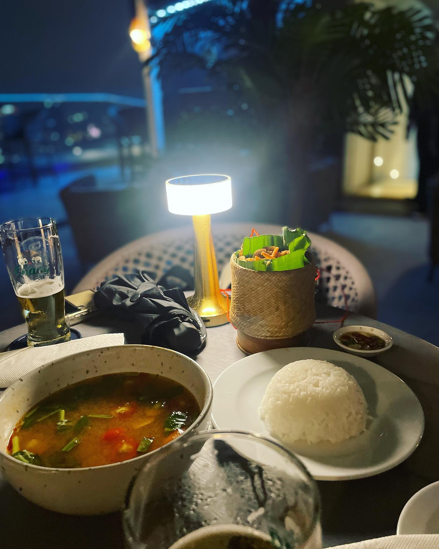 좋았던 방콕 #똠양꿍 #돼지고기볶음밥 잎에 싸서 들어있는것도 좋았고 똠양꿍도 맛있었음.. 비와서 호텔 라운지 위에서 먹기! 
.
.
.
.
#하얏트플레이스 #하야트플레이스 #방콕호텔 #태국호텔 #태국방콕호텔 #똠양꿍 #방콕여행 #방콕맛집 #방콕라이프 #bkk #bangkok #bangkok🇹🇭 #thailand