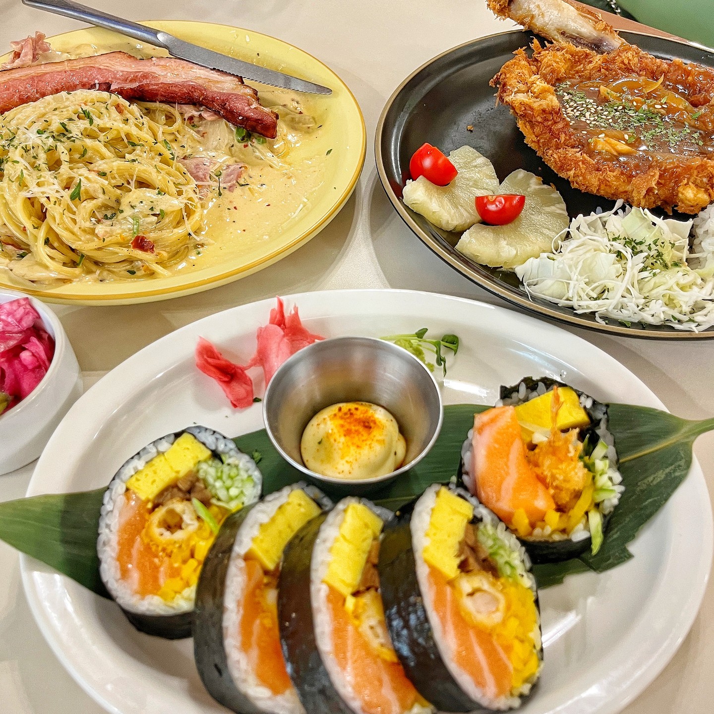 성수동 후토마끼 맛집 #초이다이닝 💚

성수 놀러 갔다가 맛있는 식사를 하고 온 곳 🥰
대체적으로 음식 색감이 너무 예쁘고 플레이팅도 맘에 들더라구요옷 💞

시그니처 메뉴 중 하나인 숙성 연어를 듬뿍 넣은 일본식 #연어후토마끼 🍣

내용물이 엄청 푸짐~ 오독오독 씹히는 식감까지 재밌고, 와사비 올려서 마요 소스 찍어 먹어주면 완전 맛도리랍니다 🥰

뼈 등심을 숙성 후 수제 소스와 함께 먹는 초이 #뼈돈카츠 🍖
뼈째로 나오는 비주얼이 정말 압도적이에요 😃

통 베이컨과 청양고추를 더해서 알싸한 맛이 나는 통 베이컨 #통베이컨매콤크림파스타 💚 꾸덕꾸덕한 매콤 크림소스가 너무 맛도링~ 아무래도 청양고추가 들어가서 소스가 매콤한 게 맵순이들 취향 저격한 게 아닐까요 😄

맛있는 후토마끼가 생각날 땐 초이다이닝으로 GOGO💨

🔴 초이다이닝
📌 서울 성동구 연무장길 50 2층 201호
☎️ 0507-1498-5055
⏰ 매일 11:30 - 21:00 B.T 15:00 - 17:00

📋
연어 후토마끼 5pcs (13,900)
초이 뼈 돈카츠 (16,500)
통 베이컨 매콤 크림 파스타 (15,000)