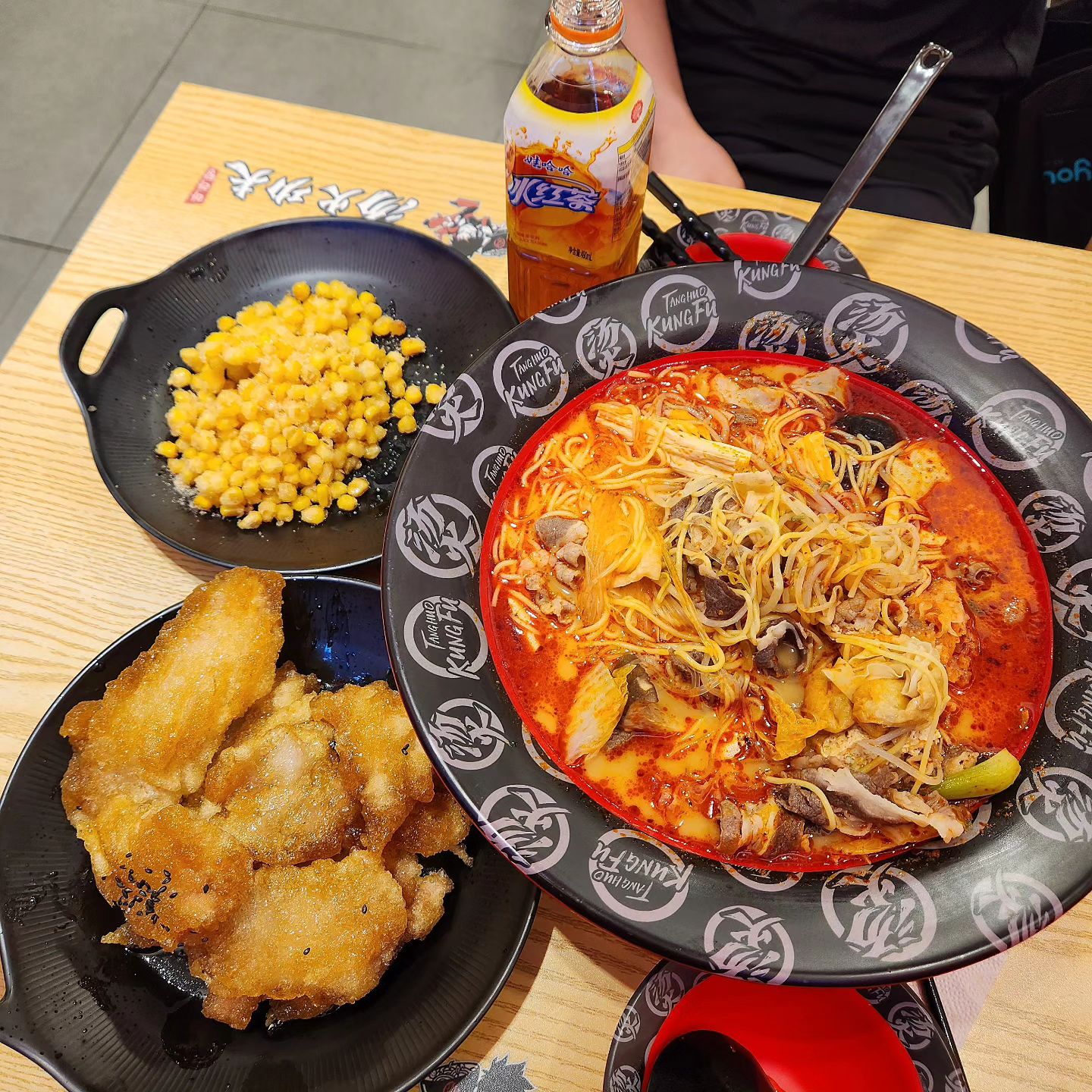 🐷
탕화쿵푸마라탕이야 뭐,, 맛있는거 모르는사람 누가있나~
근데 반석점에서는
꼬치류 개당 가격아니고 무게로 측정
7천원 이상시 소고기 서비스 추가
2만원이상 주문시 옥수수튀김(위미로)
4만원이상 주문시 미니 꿔바로우를 준다!
입가심으로 아이스크림 기계도 있움🍦
줜맛탱,,,마라팸들한테 널리널리 알려주고 또 가야쥐
.
.
#탕화쿵푸 #탕화쿵푸마라탕 #탕화쿵푸마라탕반석점
대전 유성구 반석로 13 2층 / 반석동 639-4
매일 11:00~22:00