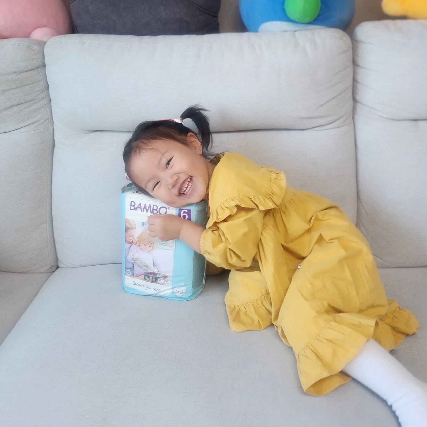 #협찬 유치원 가야하는데 기저귀가 아직 너무 좋은 공주님😂

외출 할 때는 나도 불안하니까, 기저귀를 찾게되는데
겨울이라 외부에서 팬티기저귀 갈기는 너무 힘들고.. 밴드기저귀를 픽 💙

팬티 & 기저귀 번갈아가며 하는데
요즘들어 유난히 기저귀 차면, 그 라인으로 간지럽다고 벅벅 긁어서

피부를 생각해서 선택한 덴마크 친환경 기저귀 '밤보네이처' 확실히 간지러움이 덜한지 긁는것도 없음 😙

유럽 친환경인증인 노르딕 스완 에코라벨 / 아스마알러지 / 오코텍스 1등급 인증을 모두 받고 ⛰️ 
부드럽고 흡수력도 다 잡음! 밤기저귀도 🌃 걱정없어요

 #기저귀 #아기기저귀 #신생아기저귀 #밤기저귀 #친환경기저귀 #밤보네이처 #밤보그린 #유아기저귀