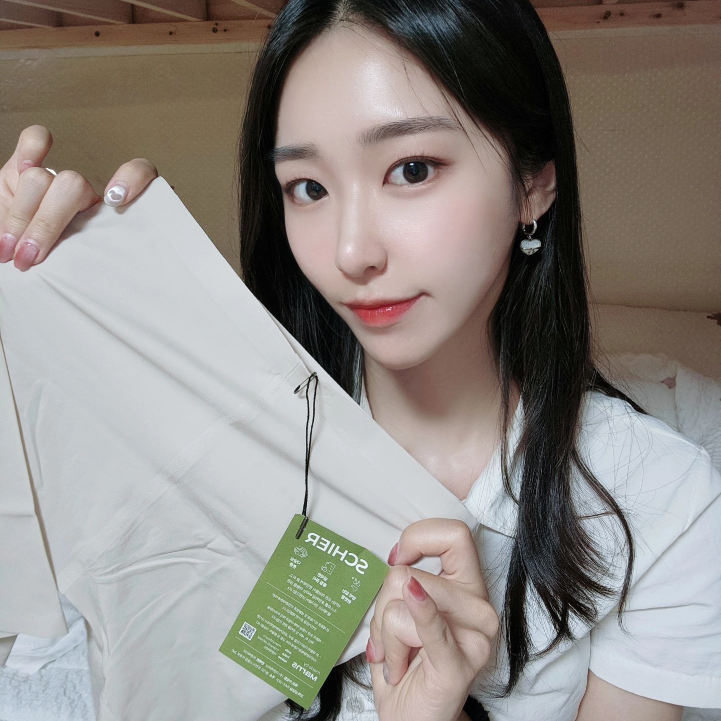 #협찬 딱 붙는 옷 좋아하는 사람들 여기보세요!!
 #마른파이브 의 #쉬어네모팬티오가닉 #리뷰 🩵

많은분들이 운동복으로 레깅스를 많이 착용하시고, 미시룩, 동탄룩같은것도 유행하는 만큼
속옷 라인이 드러나지 않는 속옷이 요즘 최대 인기인 것 같아요~

그래서 보통 심리스 이너웨어를 많이들 착용하시는데, 사실 일반 심리스 언더웨어들의 경우
편하고 라인이 안보인다는 장점이 있지만,
쉽게 늘어나고, 뜨거나 말려올라가면서 오히려 라인이 더욱 부각되기도 하는 단점이 있었죠ㅠㅠ
그렇다고 일반속옷은 스키니진만 입어도 속옷라인이 심하게 부각되고..
그나마 사각 팬티의 경우 얇고 달라붙는 옷을 입어도 팬티라인이 티가 잘 안나서 애용하고 있었는데

마른파이브의 쉬어 네모팬티 오가닉은 밑단에도 짱짱한 밴딩으로 말려올라갈 걱정 없이 착용할 수 있답니다!
3.5부 기장으로 기장도 넉넉해서 치마입을때 속바지 없이 입기도 좋구요~
(요즘처럼 더운 날씨에 속바지까지 입으면 땀으로 샤워 ㅇㄴㅠㅠㅠ)
은근한 광택감도 있어서 고급스러운 느낌에, 민감한 부분은 분리되어있어서 생리대 부착도 할 수 있고
저처럼 달라붙는 옷, 치마등 즐겨입으시는 분들께 특히 더 추천드려요!😆 

marun5_official
#언더웨어 #속옷브랜드 #여성사각팬티 #여자사각팬티 #네모팬티 #여성면팬티 #여성드로즈 #여름팬티 #여성여름팬티 #여성용드로즈 #심리스사각팬티 #이너웨어 #딱붙핏 #미시룩 #슬림핏