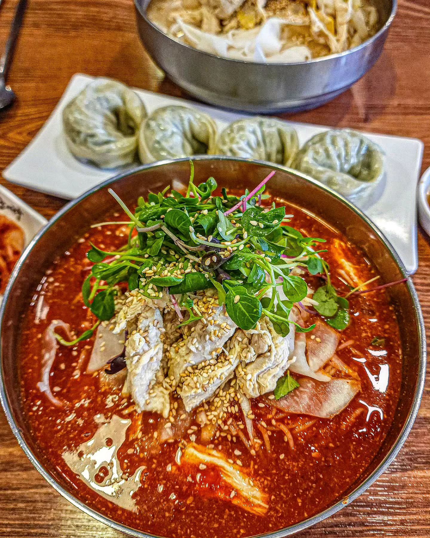 지속되는 폭염속에
주기적으로 수혈해줘하는곳 
팔당초계국수🐔 본점

시원함과 몸보신까지♥

n년째 방문중-
맛은 말해뭐해 변치않은 맛도리😋

🍽 초계국수
🍽 초계비빔국수
🍽 왕만두

-
✅ 경기 남양주시 와부읍 다산로 43
✅ 031-576-0330
✅ 09:30 ~ 21:30 / L.O 20:30

.
#남양주 #남양주맛집 #남양주맛집추천
#팔당맛집 #팔당맛집추천 #팔당초계국수
#맛집투어 #맛집탐방 #맛집추천
#면스타그램 #먹스타그램 #맛스타그램 #먹방 #먹부림 #먹팔
#남양주데이트 #남양주가볼만한곳