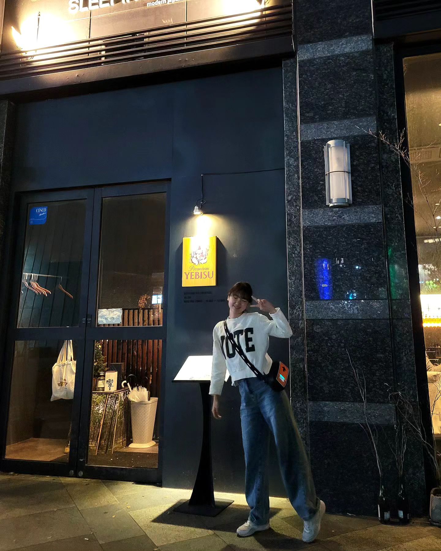 🍭이것은 먹방🍬

🍴슬리핑쿠마

📍위치 : 대구 달서구 와룡로 169 판매시설동 102동 111호
📍운영시간 : 월~일 AM11:30 - PM01:00
  15:00 - 17:00 브레이크타임
📍스테이크동(17,000)
 전복파스타(15,500)
 육회김밥 (16,000)

선술집 느낌의 분위기있는 일식집 먹방 후기

개인적으로 육회김밥 진짜 맛있었음!
양 많고 맛있고 가성비 좋다고 생각함

해산물 좋아하지 않는데 전복파스타도 존맛탱💕

언니랑 먹으러 갔는데 다음엔 형부랑 온데... 나는요??
 
 
❤️