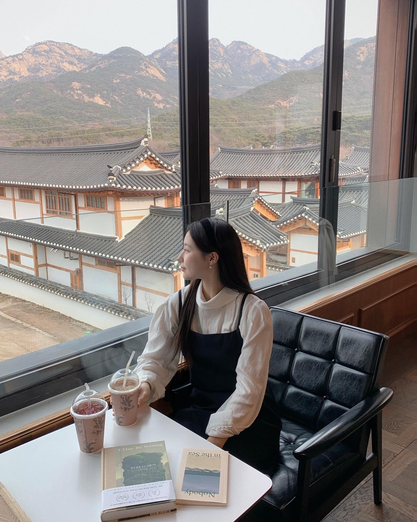 🏯은평구는 처음이라..🐥🐥🐥 

같이 매치한블라우스 제품은 ‘터틀 카라 블라우스 아이보리 j1404’
joorti_official 제품입니당🤍🎀

단독으로 입어도 예쁘고 뷔스티에나 원피스랑 매치해도 드레시한무드로 연출 하실 수 있답니당🫧

 #주르티#joorti #블라우스 #디자이너브랜드 #24SS #하객룩 #은평한옥마을 #은평구 #봄신상 #봄블라우스 #광고 #제품제공 #ad