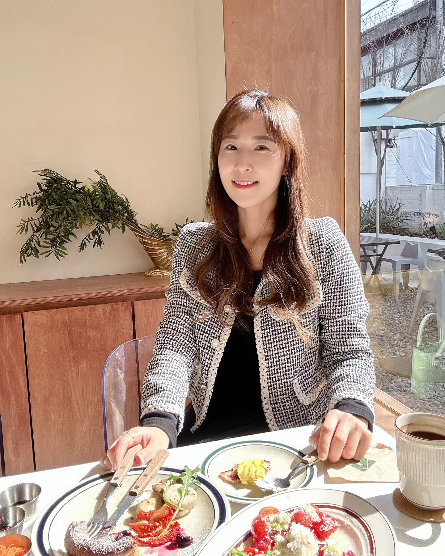 ⠀
봄이니까 열심히 돌아다녀봄
서울나들이 픽 용산가족공원 가기전에 들린 도심속 브런치맛집 #카토 ❤️
⠀
2층 단독주택을 개조한 카페인데
들어갈 때부터 갬성 가득한 야외마당부터
포토존 가득했던 따뜻한 분위기까지
2층 야외테라스에서는 예쁜 뷰도 만끽할 수 있었는데요.
⠀
저 10시에 방문했는데 더 일찍온 새램들이 많아서 오와했다죠.
11시에는 거의 풀 ~ 젤 핫했던 용산브런치가 아녔나싶은
⠀
상큼한 드레싱의 리코타치즈토마토샐러드
풍성했던 독일식팬케이크
구운계졀야채 라따뚜와 허브치킨
플레이트 깔끔하고 건강한 맛이라 더 행복했어요.
오빠 생일로 예약한 곳이었는데 넘 좋았다며 칭찬 한가득 받았쪼!
데이트코스로 추천 가득드려요.
⠀
📍서울 용산구 한강대로 7길 22-7
☎️0507-1395-7397 토일 09:00-22:00 월~금 09:30-22:00
💙네이버예약하고 방문하기
🌷5만이상 식사 시 튤립 선물 이벤트중
⠀
katto_youngsan
#카토용산 #용산브런치 #용산역맛집 #용산맛집 #용산양식맛집 #용산데이트 #서울데이트코스 #브런치맛집 #이색카페 #서울핫플레이스 #용산카페 #용산땡땡거리