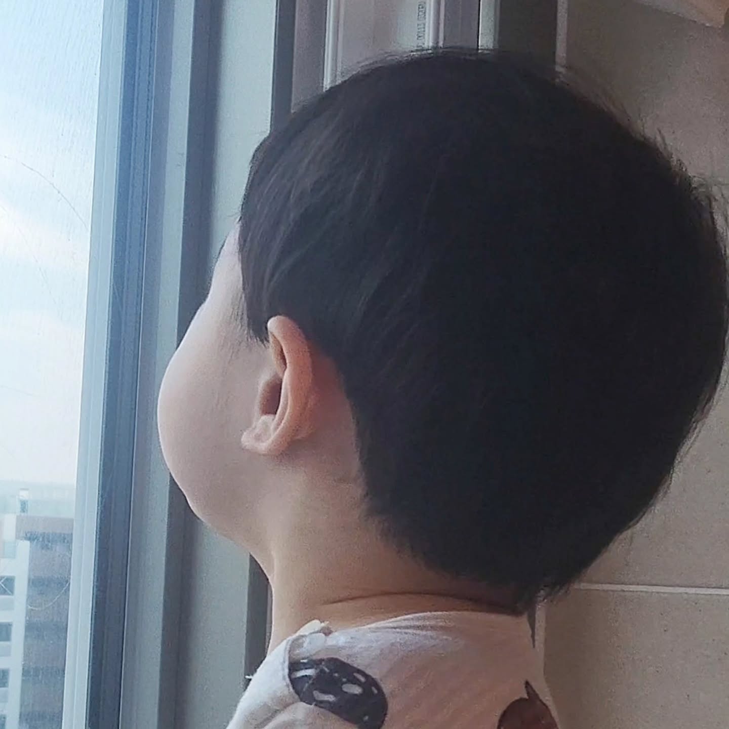 🎀둘째 태명 맞추기 이벤트🎀
낳으러가기 하루전에 올리다니
ㅋㅋㅋㅋ 여러분 너무 늦었죠?
현실육아+너무 힘들었던 임신기간으로
조금 많이 늦었지만 이해해주시리라 믿어용🙏

이번 이벤트는 내일 나오는 [둘째 태명 맞추기] 이벤트!

▪️힌트 
1. 첫째 워니의 태명 = 호떡이
2. 간식 이름
3. 용띠해에 주수 빵빵하게 채워 만출 하자는 의미

▪️기간
11.14 오후 6시 (수능 끝나는 시간 맞춰서👍)

▪️대상
팔로워 분들중 정답을 맞춘 3분 랜덤추첨!
(정답자가 부족할 경우 아차상드림)
커피 쿠폰드릴게요☕️

내일 7시까지 병원 가야해서 오늘은 워니랑 같이 잘거예유
히히 여러분 모두 굿밤 하시고 
짧은 기간이지만 많은 참여 부탁드려요❤️

#팔로워이벤트 #태명맞추기 #둘째맘