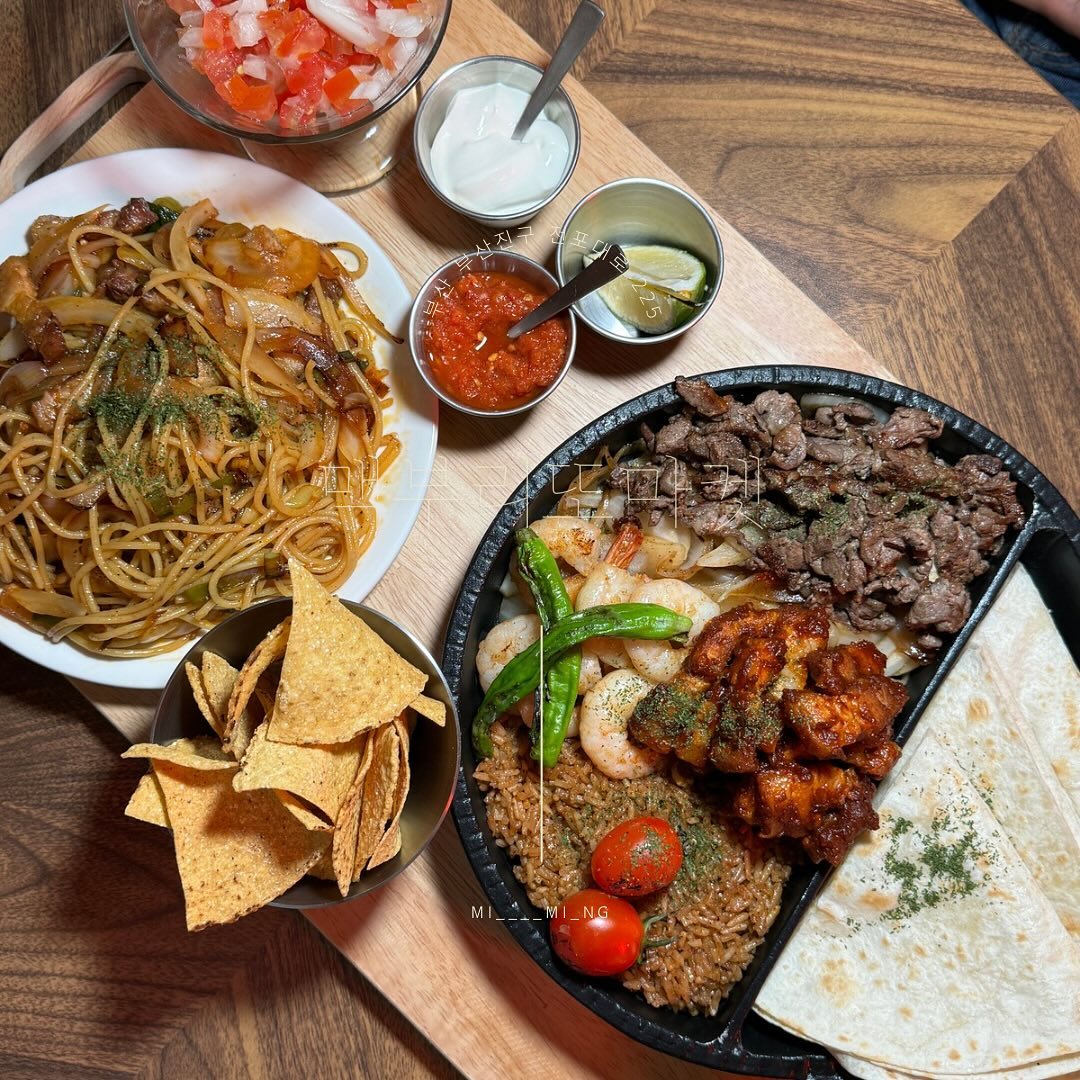 🌮
불🔥타는 요일에 먹어줘야 할 것 같은
맥쏘맥 🍺 귀염뽀짝 미니어처 소주를 꽂고-
퀘사디아에 고기 듬뿍 듬뿍 올려 먹는 파히타란, 🤍

분위기도 힙한 감성 가득 😎

📍맥부리또마켓
- 부산 부산진구 전포대로 225

#맥부리또마켓#맥부리또마켓전포점#전포술집#전포타코