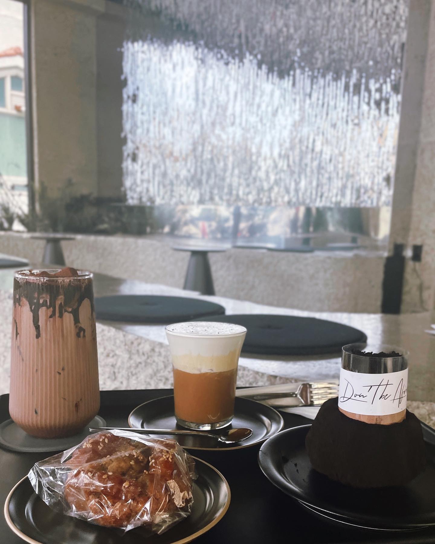 송정 신상카페 ☁️💙
오전 일찍 갔더니 빵 굽굽 시간이라 소금빵대신
먹어보고 싶었던 초코구겔호프✨
초코크림이 와르르 무너지는 퍼포먼스 👀!
아침부터 당충전 제대로 😖
딥초코라떼는 많이 달지 않고 맛있🤍

카페 옆 가로등 포토존은
해지고 불켜지면 넘 예쁠듯💗
담엔 저녁에 가볼까나 ✨
​
🔺’ DBA 디비에이 ‘ @​dba_coffee_​​​​​​​
​
🤍부산 해운대구 송정광어골로 86 (송정동)​
🤍매일 11:00 ~ 23:00 
🤍매장 앞 주차가능 
​​
💗감각적인 분위기의 송정 신상 카페 
💗1층은 주문 , 픽업 공간 / 2층 통유리로 야외테라스까지
💗pick_소금커피 6.5 딥초코라떼 7.0 초코구겔호프 8.5 약과쿠키 5.5 
💗애견동반카페
​💗카페 옆 가로등 포토존 ​

#협찬#송정카페 #송정맛집 #부산송정카페 #해운대카페 #디비에이#리뷰노트 #송정오션뷰카페 #송정카페추천 
​

​​