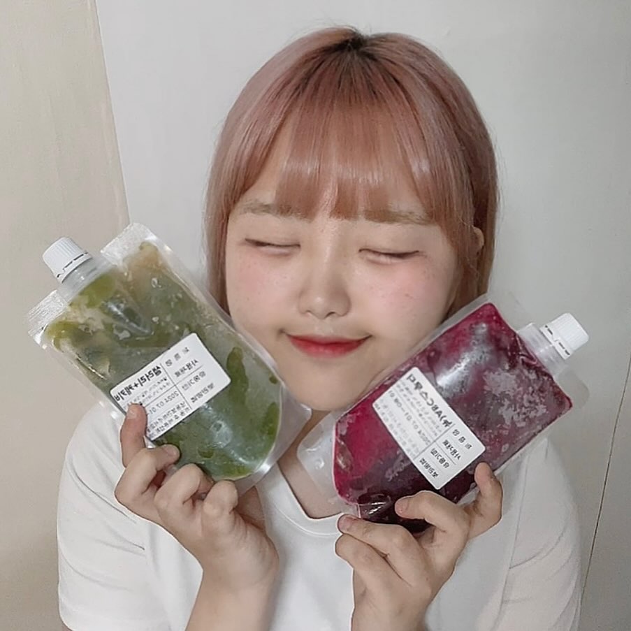 #협찬 [건강 디톡스 스무디]

올 여름 너무너무 더운데 시원함과 건강까지 챙길수있는 건강스무디 소개해드립니다!! 

야채를 따로 챙겨먹기 어려운데 이렇게 많은 야채와 과일을 스무디하나로 시원하게 먹을수있다는게 너무너무 좋은거같아요💓

사용재료 보시면 알겠지만 야채 과일 말고는 다른게 첨가 된건 하나두 없어요!!

디톡스까지되는 스무디라 요즘 매일 챙겨먹고있는데 저는 abc스무디가 정말 제 취향이에요 ㅋㅋㅋㅋ 착즙주스같이 너무 맛있습니다