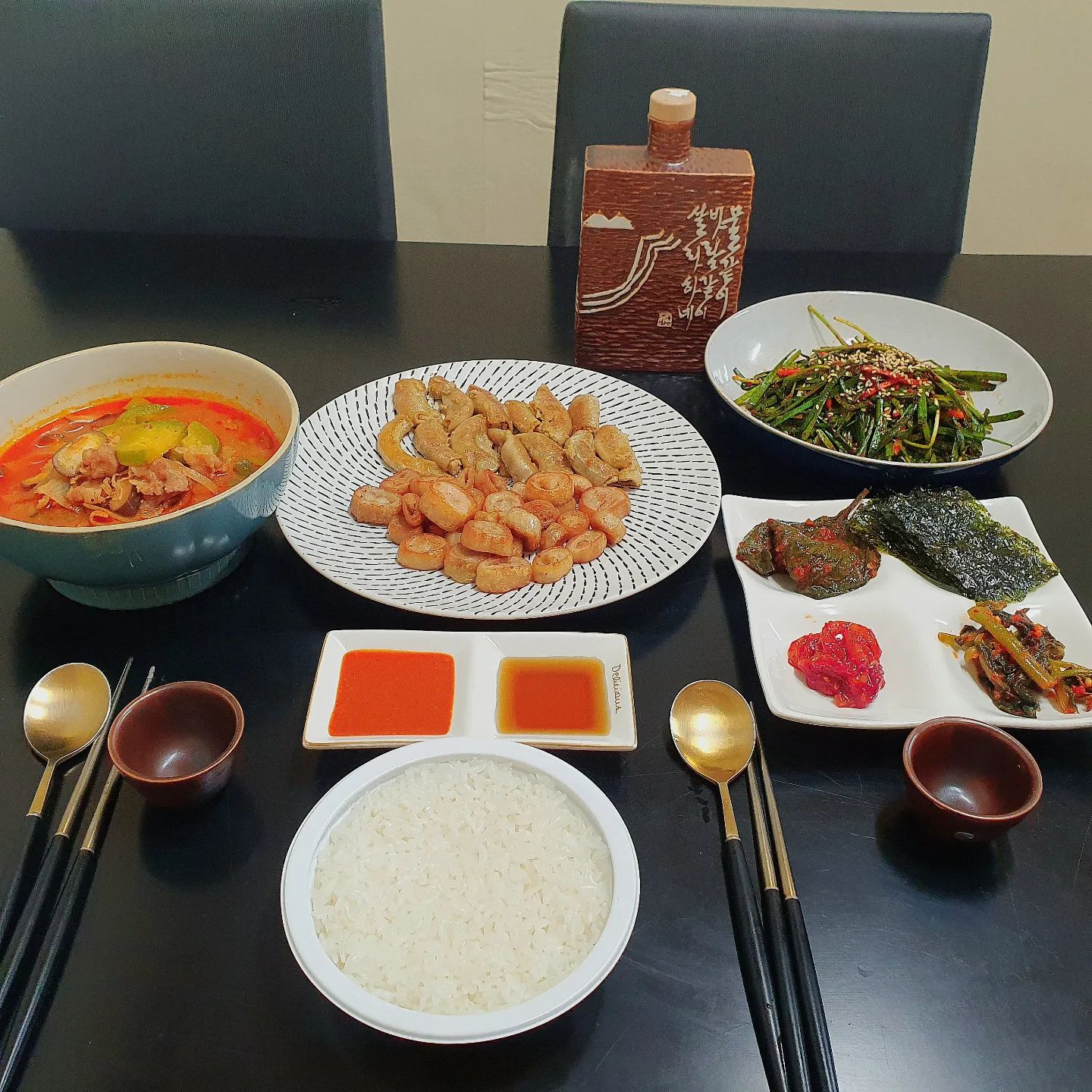 #제품제공 #밀키트추천 #밀키트맛집 #밀키트박스 #밀키트요리 #밀키트전문점 #백년밥상밀키트

#백년밥상
포장 배송 맛 양 뭐하나 부족한게 없는 밀키트 맛집!

#곱창모듬밀키트
곱창 막창 양념막창 곱창전골 등등 다양한 밀키트가 있었는데 나는 곱창 막창과 곁들여 먹을 찌개 겉절이를 주문해 봤다.

#초벌소곱창 15,800원(초벌후180g 참소스)

집에서 이런 퀄리티의 곱창이라니👏👏
길쭉길쭉 통통한 곱창이 들어있는데 유수해동 후 후라이팬에 조리해 봤다.

중불에서 10분이면 완성!! 굽는동안 곱이빠져 내가 못굽나? 하고 걱정했는데 무슨일이지😲😲
못구운게 아니라 곱이 원래 넘쳤던것ㅋㅋㅋ

냉동으로 와도 잡내가 없고 질기지 않았고 그냥 팬에 구웠는데 너무 맛있게 먹었다! 비주얼 보면 말 다했지 뭐ㅋㅋㅋㅋ

#초벌돼지막창 10,900원(300g 특별소스)

소곱창도 너무 맛있었는데 노릇노릇 구운 돼지막창은 또 다른 풍미로 술한잔을 땡기게 한다.

역시 그냥 팬에 간편히 조리해 봤고 튀기듯이 구워주니 꼬소 하면서 겉바속쫄 식감까지 완벽했다😆

같이온 소스는 막창과 4살차이인지 궁합이 너무 좋았고ㅋㅋ 결국 막판엔 못참고 젓가락에 꼬치처럼 끼워 소스발라 흡입해 버린 마성의 맛이었다👍

#부추겉절이 3,000원(100g)

받고나서 하루 지나서 먹었는데도 시들한게 없었고 상큼한 소스와 버무리니 무치기 편하고 맛있었다.

자칫 느끼할수 있는 곱창 막창을 무한섭취 가능하게 만드는 맛. 부추가 어찌나 향긋한지 참외?같은 향이 살아있었다.

#우삼겹된장찌개 9,900원

이거 남는게 있나? 진짜 우삼겹이 푸짐히 들어가고 다른 건더기 역시 양이 장난 아니었다.

조리법이 동봉되어 오는데 그냥 다 넣고 끓이면 된다는 설명에 의심의심🤔 그래도 설명대로 그냥 재료 다 넣고 끓였는데 깊은 국물맛에 채소들은 식감도 살아있어 신기했다ㅋㅋ👏👏👏

건더기가 어찌나 많던지 둘이먹다 남긴게 킬포!!

☝🏻깔끔한 포장과 빠른배송 그리고 넉넉한 양과 가격까지 요즘 밀키트는 부족함 없이 퀄리티가 너무 좋은거 같다.

잡내없는 곱창과 막창. 완벽한 소스들 그리고 찌개 까지!! 너무 맛있고 푸짐해 만족스러웠다.

집들이나 손님들 오는 날 힘들여 장보지 말고 백년밥상 밀키트 주문하면 손님과 대접하는 분 모두가 만족할수 있을거라 확신한다😁

🍴나도 이제 홈파티땐 백년밥상 으로 고정🍴

💫백년밥상 소식이 궁금하다면 100_bs

#선팔 #맞팔 #맛집 #좋반 #먹스타그램 #좋아요반사 #찐맛집 #먹팔환영 #먹팔 #먹팔맞팔 #먹부림 #인천 #소통 #홈쿡 #술스타그램 #홈쿡스타그램 #쿡스타그램
