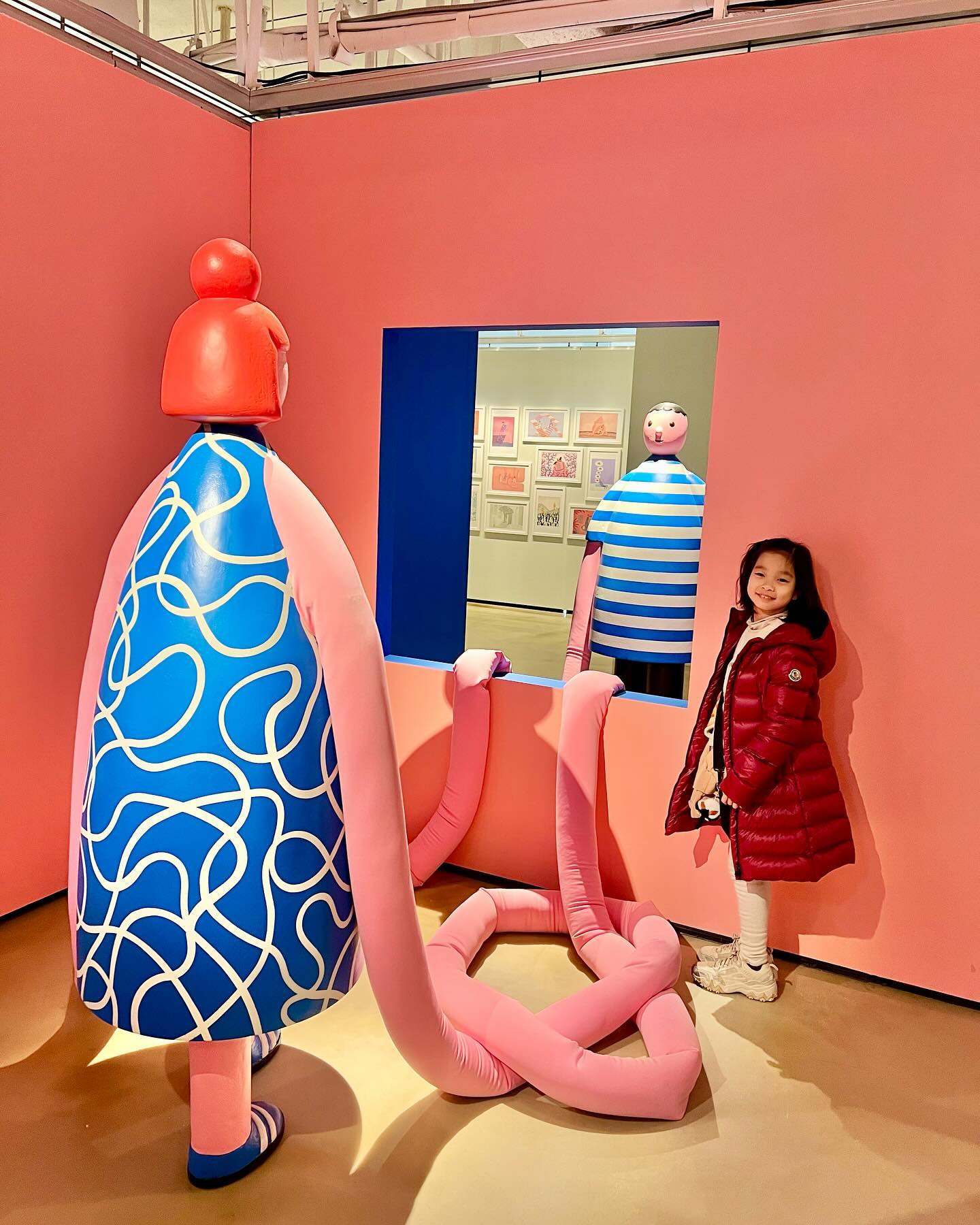 <브라이언 레 : LOVE STORIES> 展

기간 : 23.11.10 - 24.04.28
장소 : MUSEUM 209 (서울 송파구 잠실로 209 소피텔앰버서더서울 3층)

첫째 유니와 단둘이 데이트했던 전시회! 각각의 그림마다의 스토리가 있어서 글읽는게 편한 아이와 가면 좋을 전시다. (나니는 글은 잘 읽긴하지만 속독정도는 아니라서 아빠와 아빠친구 결혼식에 보냄ㅎ)

’브라이언 레(Brian Rea)‘는 스웨덴 스톡홀름 기반의 일러스트레이터, 예술가, 작가, 교육자이다. 그는 십수년간 뉴욕 타임즈 칼럼 <모던러브(Modern Love)>의 고정 아티스트로 활동해왔다. <모던 러브>는 독자들이 보내온 여러가지 사랑에 대한 에세이들을 일러스트와 함께 게시한다.

이번 전시는 브라이언이 모던러브 칼럼을 위해 제작한 650여 점의 일러스트 중 100여점의 작품을 볼 수 있다. 또한 그의 드로잉, 글, 회화, 애니메이션, 조각, 벽화, 스케 치 등 수백 점의 작품을 선보였다. 

작품들과 짝지어져있는 하나하나의 사연을 천천히 읽으며 아이와 감상했다. 

그 중 3번째 그림의 사연이다. 

TRUST
”상처입은 사람들에게 전하는 선물 (Gifts For The Broken Hearted)“이라는 제목의 에세이와 함께 2010년 10월 15일 뉴욕타임즈에 게재되었다. 외동딸을 비극적으로 잃은 후 결혼 생활도 함께 깨져버린 레아 헤인즈(Leah Hay Jes)는 다시는 행복이나 사랑을 찾지 못 할 지도 모른다는 두려움에 빠졌다.
하지만 자신과 비슷한 상처를 간직한 한 남자의 위로와 보살핌을 통해 그녀는 다시 신뢰하는 법을 배우고 사랑이 주는 기쁨을 받아들이기 시작했다.”

그림체와 색감, 일러스트 자체도 따뜻하고 예뻤지만, 사연과 함께 읽는 그림은 흥미로우면서도 마음의 울림이 있었다. 시각적 라디오 같달까❤️

누구나 하나쯤은 각자의 모양을 가진 사랑이야기가 존재하는데, 그의 일러스트들은 그런 복잡미묘한 감정들에 대한 보편적 공감을 불러일으켰다. 추운날씨에 마음을 참 따뜻하게 하는 전시였다. 

#브라이언레 #러브스토리 #museum209 #서울전시회 #슬기로운방학생활 #백희