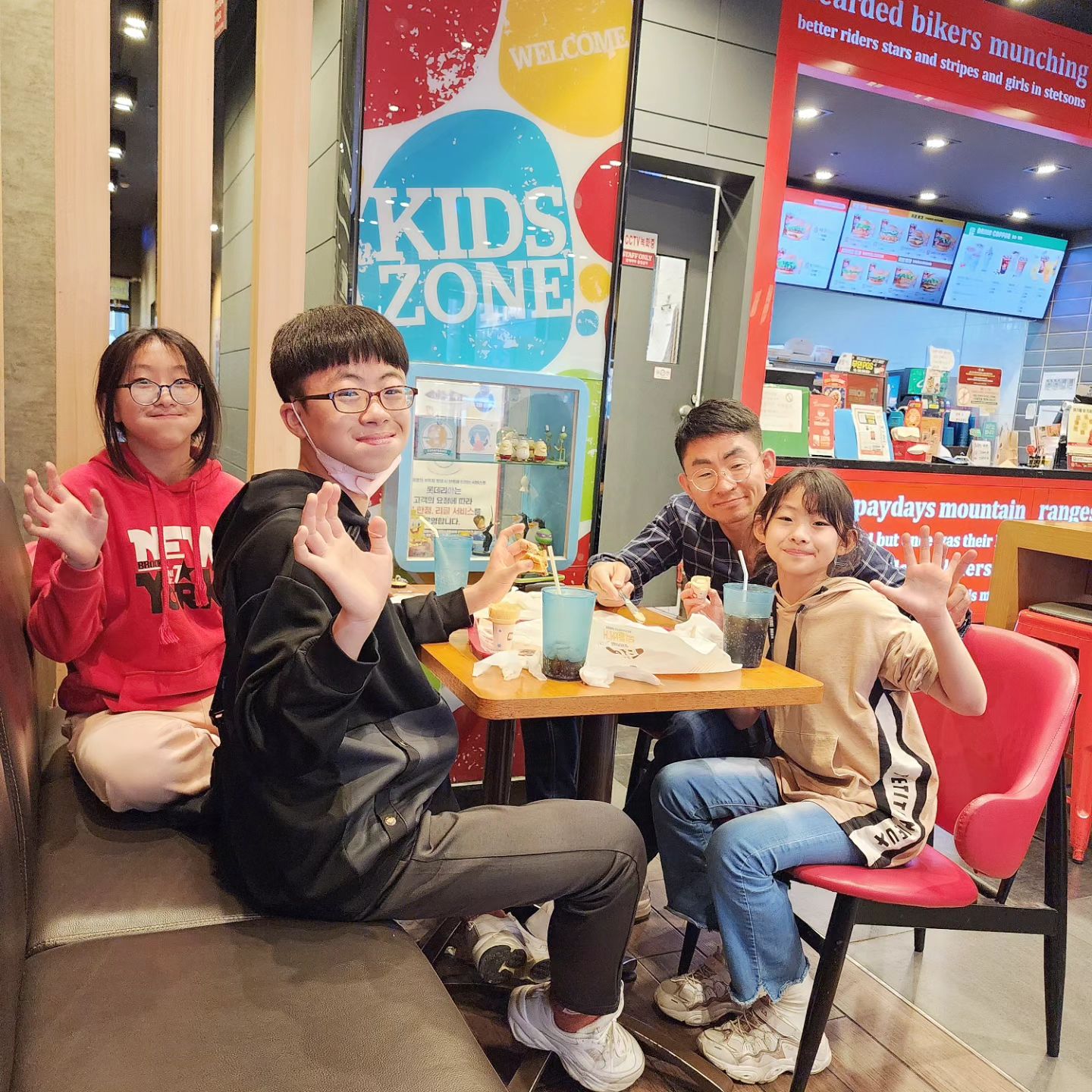 오랫만에 버거🍔🍟
애들은 신나고 아빠는 피곤하시고😂😂

#다둥맘 #세둥이네 #초등맘 #일상 #버거 #햄버거 #롯데리아 #가족