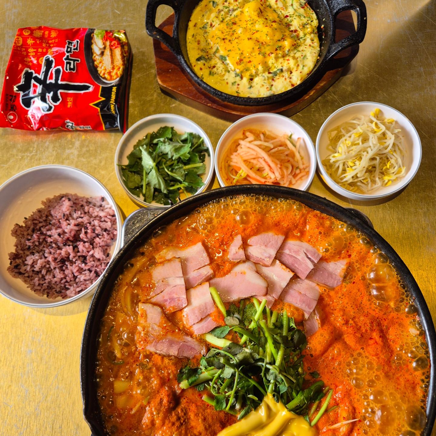 #협찬 
.
.
.
.
.
.
.
남녀노소 누구나 맛있게 먹을 수 있는
이수역 부근 부대찌개 존맛탱집!!!!!!!!

🏕 남산터 이수점 🏕

📍서울 서초구 동작대로 68
 (방배동, 신진오피스) 1층 남산터 이수점

🚗 주변 공영주차장이용(5분이내)

💢찐후기💢
⭐️부대찌개에 들어가는 72시간 염지`훈연과정을 거친 수제베이컨 맛이 일품입니다
⭐️데이트장소로도 너무 좋고 공간이 넓어 회식장소로도 좋구 점심식사로도 너무 좋을 것 같고 고급진 레트로풍 인테리어가 너무 마음에 들었어요
⭐️ 사진찍기도 너무 좋은 장소이고 반찬과 밥은 리필가능해요 !

 #남산터 #부대찌개 #남산터부대찌개 #수제소세지 #이베리코베요타 #이베리코목살 #직접만드는맛집 #이수맛집 #사당맛집 #이수역회식 #이수데이트 #이수남산터부대찌개 #수제베이컨 #이수회식 #이수역회식장소 #서울맛집 #서울찐맛집
#이수 #이수부대찌개 #이수술집 #이수24시간 #이수베이컨