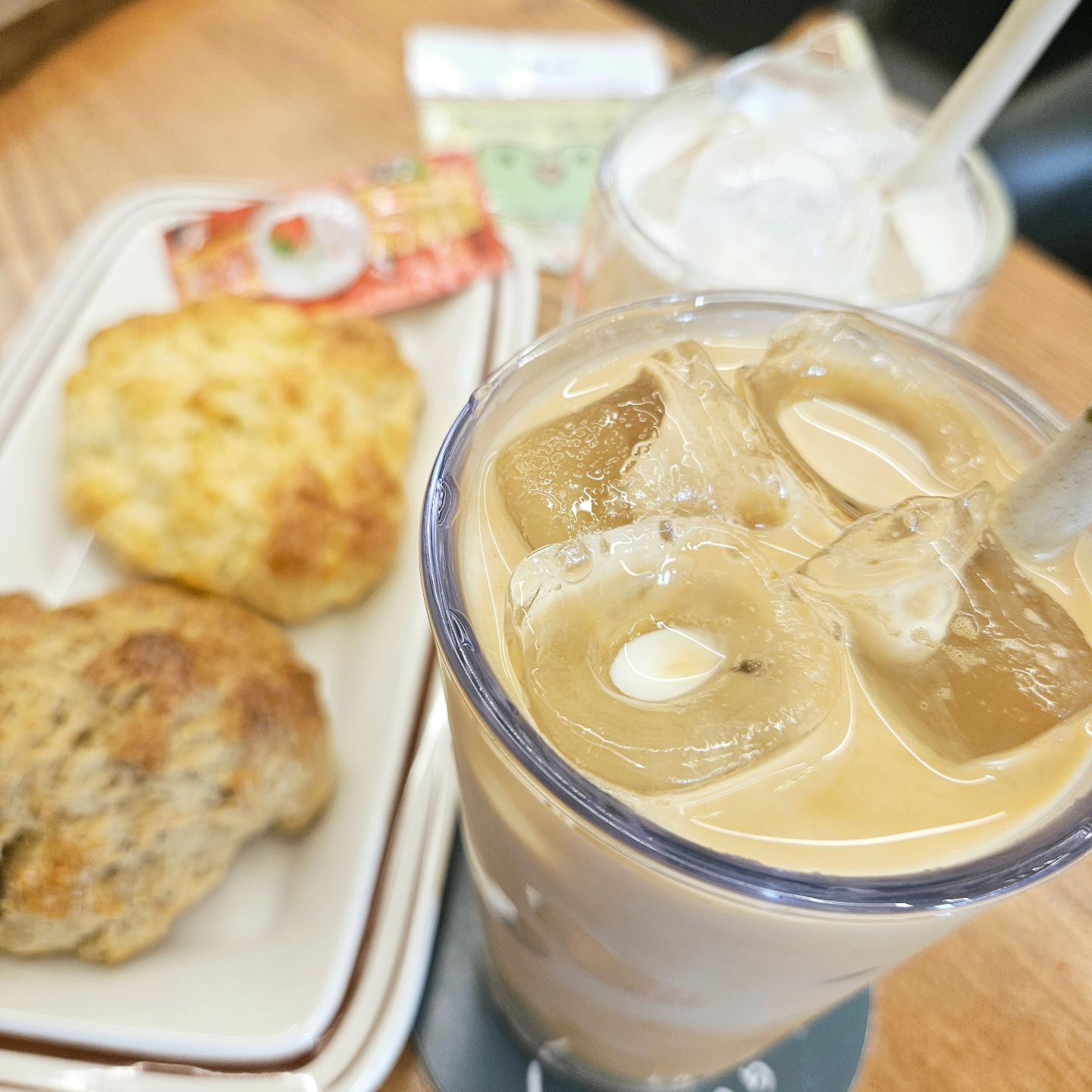 #협찬 #밀크티 #카페라떼 #얼그레이스콘 #청계스콘 

#커피 와 함께 먹는 #스콘 이 맛있는 #청계구리카페
#청계산 등산갔다가 우연히 발견한 #청계산카페
다양한 #카페 메뉴 에 #수제청 으로 만든 #에이드 
직접 만든 #스콘 까지 맛볼 수 있고 
귀여운 #MD 제품들이 다양해서 #음료 나오는 동안 구경하는 재미도 있었어요🐸 

#스콘 이 땡겨서 방문했는데 스콘 종류도 여러가지여서 고민하게 만들더라구요🤣
#스콘 과 함께 먹기 좋게 #에스프레소 들어간 #커피 와 
달달한 #밀크티 와 함께 먹으니 고소함과 담백함의 조합이 넘 좋았어요 #딸기쨈 올려서 함께 먹어주면 단맛 추가할 수 있어서 더 좋아요 🫓
.
.
#오늘도잘먹었습니다
#오호 #다먹자 #ohho #damukja 
#청계산역카페  #청계산입구역카페 #양재동디저트카페 #여의천카페 #양재스콘맛집 #청계산스콘맛집 #서초구스콘맛집 #내곡동카페