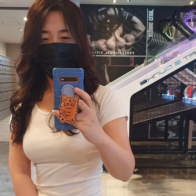 운동하는 🤩줄루🤩 on Instagram: "#오운완🏋️#협찬 

#힙운동
#스쿼트자세 

오늘은 바벨  들고  놀았지요~~~^^
스쿼트에 진심으로 해봤어요
우선 깊이 앉아 봤어요
확실히 엉덩이 자극이 더 오네요
50키로 들었더니 바들바들🤣🤣🤣
힙운동으로 스쿼트하는 이유를 슬슬 알아가기 시작했어요

나두 #스쿼트사랑 할 수 있을까요? ㅋㅋ

인님들은 보충제 머 드셔요?
이런게 있는 줄 몰랐어요
ㅡㅡㅡㅡㅡㅡㅡㅡㅡㅡㅡㅡㅡㅡㅡㅡㅡㅡ
<제품소개>
#헬스더봄 #류신타블렛 #류신단백질 #류신프리미엄정60정

🎈 이런분에게 추천 드려요

➡️ 꾸준한 운동후 단백질 섭취 후에도 근육이 잘 붙지 않는 분
➡️ 이제 막 근력운동을 시작하거나 운동 초급이신분
➡️ 근육 합성 촉진을 위한 류신이라 단백질 보충 타블렛을 찾아보신적 있는 분
➡️ 체계적 건강관리 운동 시너지를 내고 싶으신 분
➡️ 연세가 있으신 어르신 또는 부모님의 근감소증이 걱정되시는 분 
@unicommerce01

꾸준히 먹어서 근육양 업 시켜봅시다!!!!
.
.
.
.
.
.
#광고#제품협찬#유니홈케어#헬스더봄#류신#단백질보충제#헬스더봄류신프리미엄정#근육보충제#노인단백질보충제"
