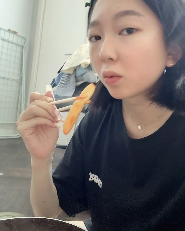#협찬 전 집에서도 쉽고 맛있게 떡볶이 먹어요~ “목련어묵”의 “목련어묵파떡볶이+어묵채 세트” 🤍

이번에 좋은 기회로 목련 어묵에서 어묵파떡볶이와 어묵채세트 들을 먹게 되었어요 ㅎㅎ

육수까지 동봉 되어 있어서 그냥 냄비에 재료 다 때려 넣으면 금방 완성 되더라구요 !! 

요리 못 하시는 분들도 맛있게 한끼 뚝딱해서 드실 수 있을 것 같았어요 ㅜㅜ

심지어 너무 맛있어서 다 먹고 밥까지 비벼 먹었네요 ㅋㅋ

떡볶이 좋아하시는 분들께 무조건 추천 드리는 제품입니다 :)

이 제품이 궁금하시다면? ->
https://smartstore.naver.com/odeng-since1982/products/10249411110 
.
.
.
#택배의여왕 #목련어묵파떡볶이 #목련어묵 #떡볶이밀키트 #어묵파 #어묵파떡볶이 #떡볶이밀키트 #어묵 #스트링치즈 #어묵만두 #어묵파티 #어묵요리 #간편요리 #떡볶이 #밀키트