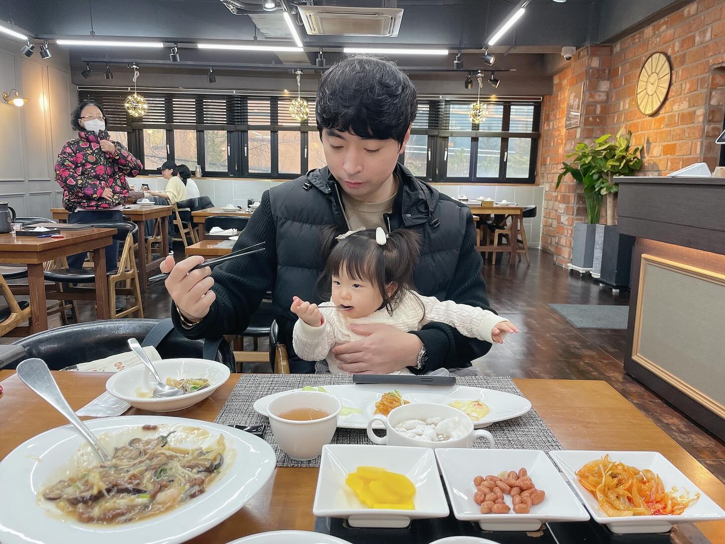 🌟부산 금정구 맛집 루이안 본점🌟

부산 구서역 근처에 위치한 중식당 루이안 🍽️
2대째 👨‍🍳내려오는 40년 전통의 중식 맛집!!!🥢🥢
가족모임이나 회식 등 각종 모임 장소로 이용 가능한
단체룸 공간이 준비 되어 있었구요. 🙆‍♂️🙆‍♂️
홀 테이블도 깔끔하고 직원들도 너무 친절했어요. 👍🏻
단품 메뉴도 가능하지만 여기는 점심 특선이 
가성비 좋고 구성도 좋고 양도 푸짐 해서 
저는 📍점심특선 B 코스로📍 정했고 구성은 
✅삼풍냉채/게살스프/류산슬/깐풍기/식사류(짜장,짬뽕,볶음밥)/디저트✅ 까지 해서 먹었답니다. 
‼️이곳 루이안은 조미료를 사용하지 않고 
재료 본연의 맛을 추구하는 중식당이라서 
배불리 먹어도 느끼하거나 더부룩하지 않고, 
소화가 잘 되네요~ ‼️
👊🏻부산 중식당 어디 갈지 고민한다면 주저 말고 
맛좋고 가성비 좋은 루이안으로 GoGo~👊🏻
.
#협찬 #유료광고 #루이안구서점 #구서맛집 #구서동회식장소 #구서동중식 #부산룸식당 #부산중식 #구서역맛집 #구서동단체회식 #부산회식장소 #부산코스요리 #부산중식당 #맛집 #맛스타그램