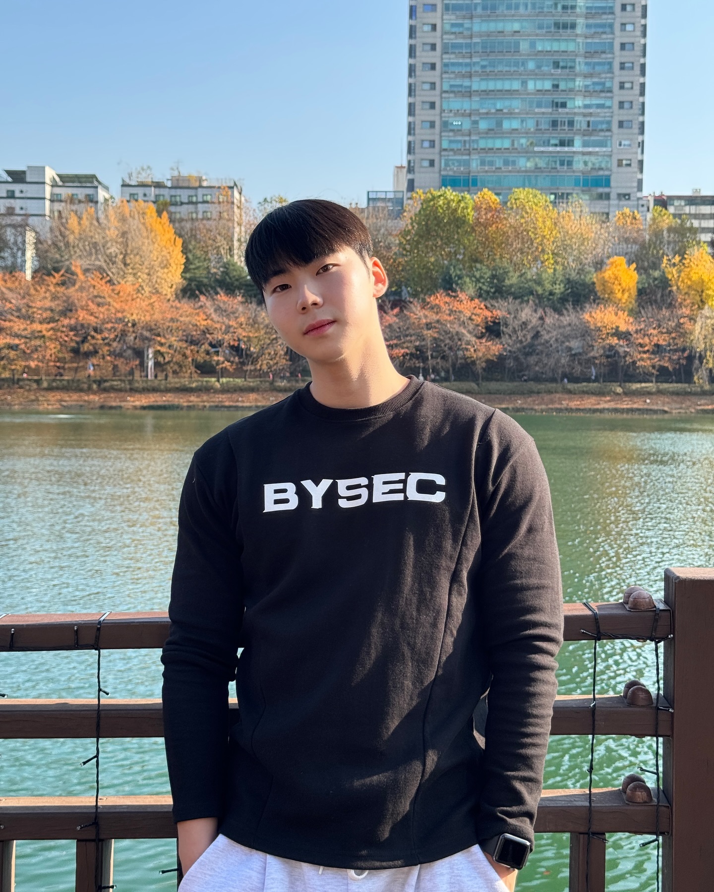 #협찬 
오늘 날씨는 집에만 있기는 아까운 날씨죠?! ☁️

최근에 인터뷰 촬영하고 
바이젝에서 머슬핏 긴팔 티를 보내주셨어요👕

원단이 굵고 탄탄하면서 비침도 없고 운동할 때 입기 좋은데 
일상에서 입기에도 예쁜 디자인입니다 ~✔️
.
.
#바이젝 
bysec_official 

자연스럽게 웃는 법 알려주실 분 찾습니다..😂
.
.
#bysec #머슬핏 #머슬핏긴팔 #바이젝머슬핏 #스포츠모델