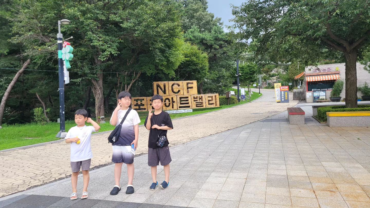 #협찬
아이들과 서울근교 갈만한곳 역시 아트벨리!

✔️ 아트밸리 속 조각작품을 
찾아보는 재미까지 있답니다
광장, 천문과학관, 모노레일 하차장, 
천주호, 조각공원 일대, 돌음계단 앞을 유심히 살펴보세요!

✔️아이들과 함께 하는 스탬프 투어로 
테마별 작품 총5개 옆 배너의 
작품번호를 기재하거나 사진을 찍어 
포천관광정보센터에서 참여 인증하면 
추첨을 통해 기념품 수령할 수 있어요

그 외 반려견과 함께 할 수 있으며
[방문가능시간] (매월 첫째주 화요일 정기휴장)
- 월~목 09:00 - 19:00 (입장마감 18시)
- 금,토,공휴일 09:00 - 22:00 (입장마감 20시)
- 일요일 09:00 - 20:00 (입장마감 19시)

[모노레일 운영시간]
- 월~목 09:00 - 18:50 (하행막차)
- 금,토,일,공휴일 09:00 - 19:50 (하행막차)

가족여행 알차게 즐기세요 :)

p_artvalley

#협찬 #포천가볼만한곳 #포천아이와가볼만한곳 #서울근교여행지 #서울근교드라이브 #포천여행지 #경기도가볼만한곳 #가족여행 #데이트 #아트밸리 #포천관