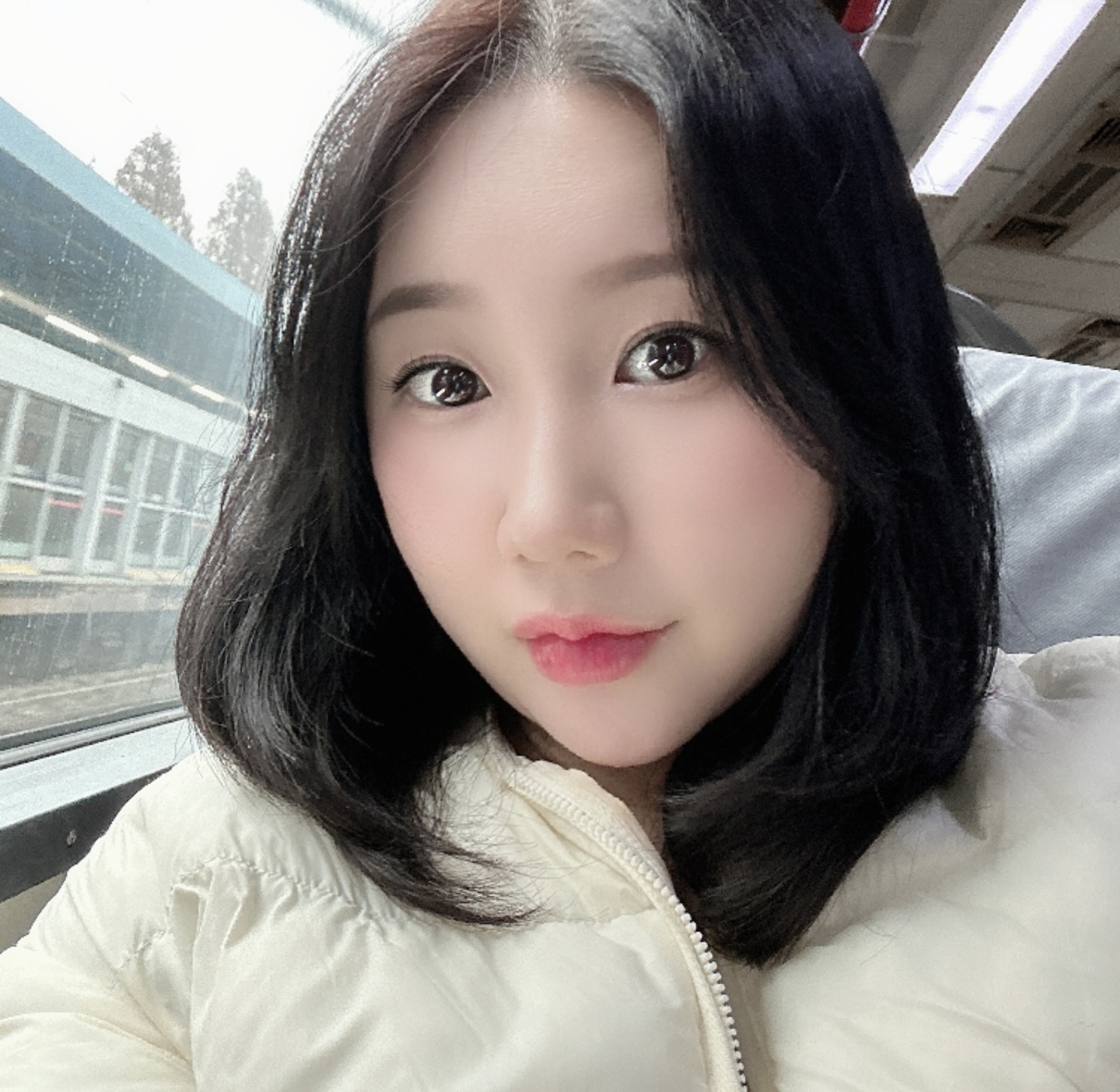 요즘 부쩍 더더 얼굴살이올라 스트레스였는데
디자인커트와 C컬펌으로 컴플렉스 부분 커버완료🫶🏻
물론 똥손이라 손질은 엉망이지만 ㅋㅋ
남자친구가 얼굴 갸름해보인댓으니 성공스__⭐️