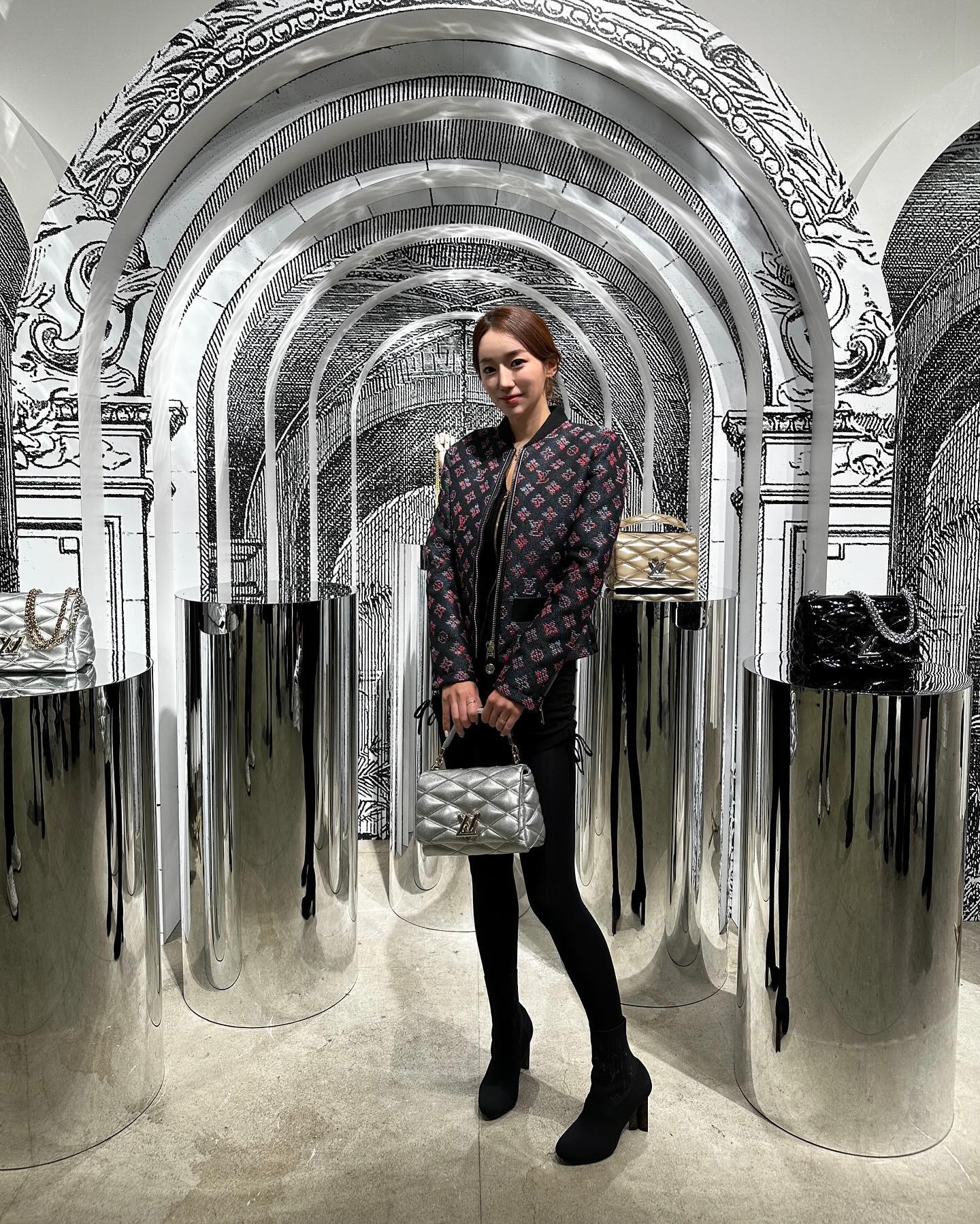 #도쿄 에서 열린 louisvuitton #패션쇼 에 초대받아서 다녀왔더용🔥 신상들 피팅,오더 그리고 세명의 카와이합창단에 둘러쌓여서 기 쪼꼼 빨림🤣 
 #ルイヴィトン #ファッションショー に招待していただきました✨ 真っ赤で素敵な会場だった💋

#louisvuitton #24ss #fashionshow