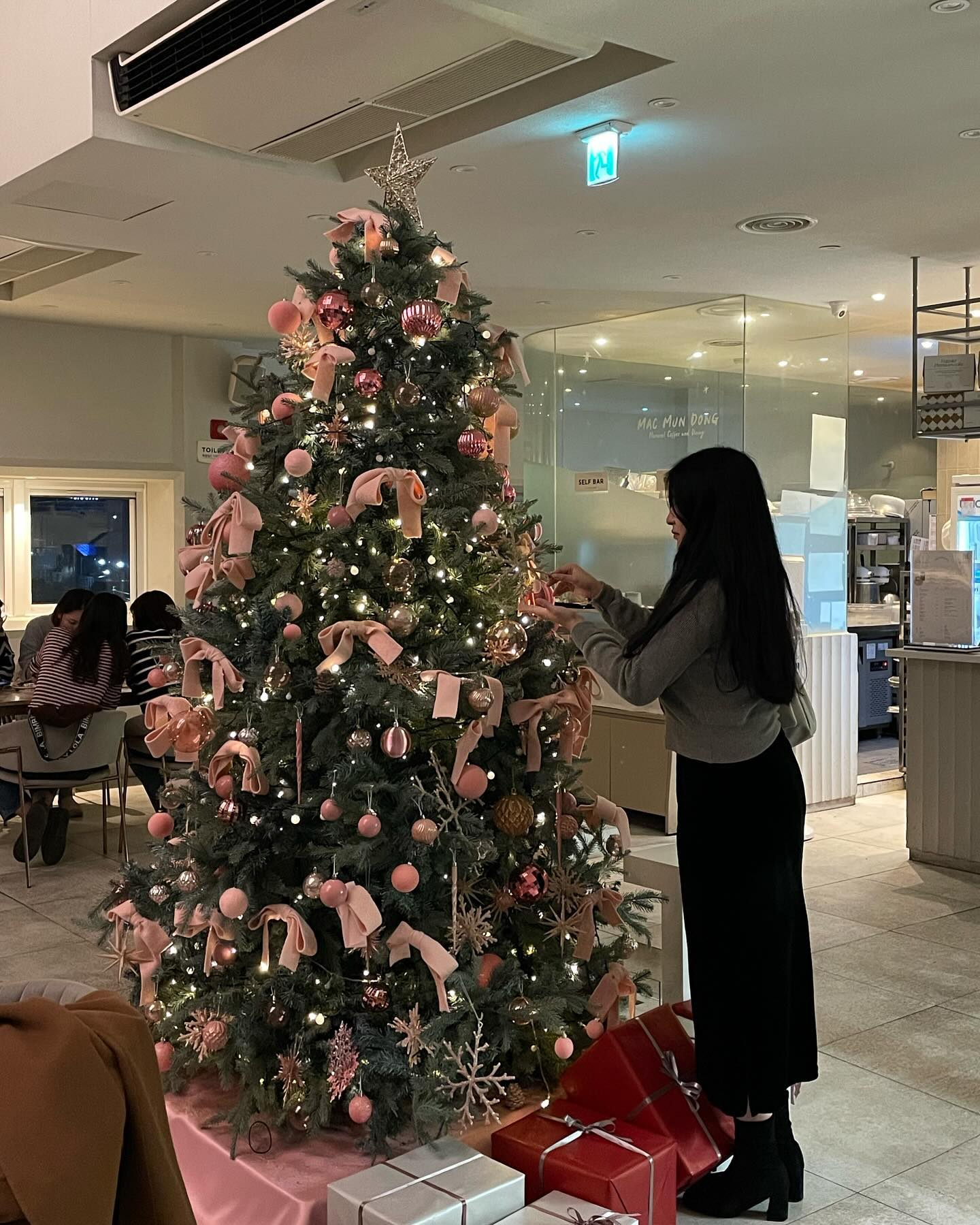 핑크 트리 잊지 못해,,💓🎄

별생각 없이 친구랑 저녁 먹으러 왔다가 핑크트리가 있는 곳을 발견 했어요 💗핑크트리는 처음 보는데 너무 예쁘고 1층에도 다른 느낌의 트리와 테라스 자리에는 분수도 연말 느낌으로 꾸며져 있어서 너무 분위기 좋았어요 

크리스마스 데이트 하시기에도 좋고 1층은 음식점 2층은 카페로 운영해서 더 여유롭게 있다 가실 수 있답니다 워낙 인기가 많아서 미리 예약을 하시거나 테이블링으로 원격 줄서기 하면 더 빠르게 입장 가능 하답니다 

📍맥문동
🍝광주 서구 마륵로 24
☕️2층은 카페 (홀케이크 주문 가능)
⏰월요일 ~ 일요일 레스토랑 Am 11:00 ~ Pm 23:00
  브레이크 타임 Pm 15:30 ~ Pm 17:00
  맥문동 라운지 Am 11:00 ~ Pm 23:00
  라스트오더 Pm 22:30
◻️당일 예약 불가능
◻️연말에 모임 하기 좋은곳
◻️크리스마스 시즌 메뉴가 맛있는 곳
◻️2층 카페 라운지는 8세이하 영유아 이용 금지

#광주카페 #광주데이트 #마륵동맛집 #마륵동카페 #맥문동 #크리스마스데이트 #광주모임 #광주회식 #광주연말모임