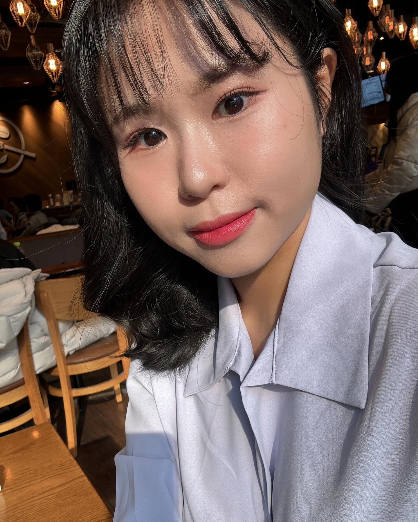 드레스 투어 메이크업을 받아봤어요
평소 내가 하던 화장은 화장이 아니었나 싶을 정도로 대변신 하고왔네요
이래서 전문가에게 맡겨야하나봐요 속눈썹도 한올한올 정성껏 올려주시고 애교살도 자연스럽게 만들어주셨어요
드투때 이렇게 메이크업 받아봐야 본식이 어떨지 대략적으로 알 수 있을 것 같아요
예쁘게 메이크업 해주신 makeupartist_lee  머리 차분하게 예쁘게 만들어주신 a_on_a_artist_insoochoi  감사합니다!! 프로필도 찍어서 올려볼게요❤️

드레스 투어때 왜 메이크업을 받아야하는지 정보 공유 받은 다이렉트 결혼준비 direct.wedding 
결혼에 대한 정보 얻고싶다면 추천드려요

#다이렉트결혼준비 #메이크업 #헤메 #청담메이크업  #청담미용실 #신부메이크업 #데일리메이크업 #selfie #맞팔 #맞팔환영
