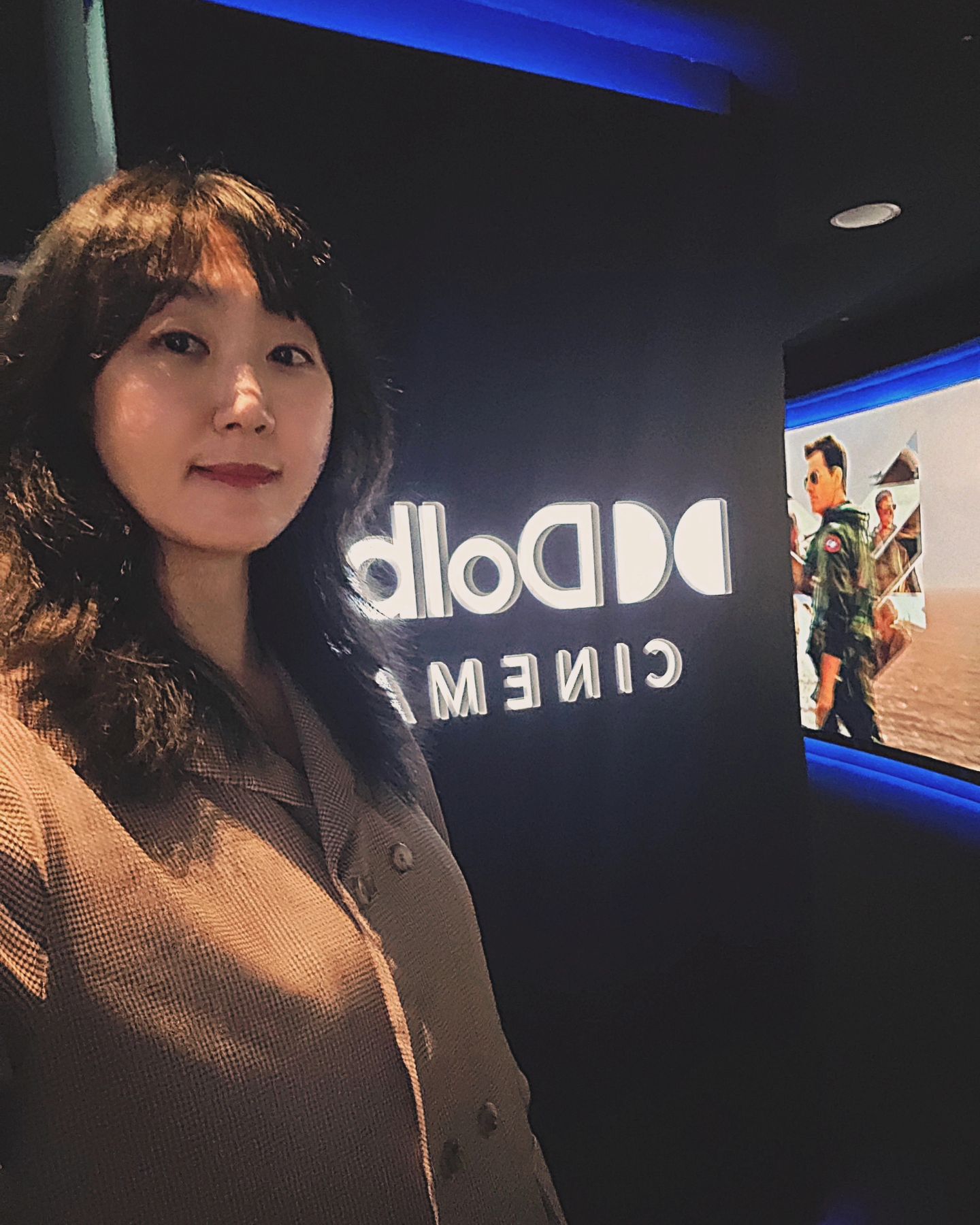 #협찬

#오늘은여기 오늘은 특별한 시사회 다녀왔어요
우리나라에 8번째 개관되는 #돌비시네마
#하남스타필드점 #하남메가박스

요거 음향이며 영상이며 진짜 일반영화와는 차원이 다르다고해서
기대가 엄청컸었는데 친절한톰아저씨의 일대기같은 영화인
탑건매버릭 보러왔지요

사실 톰아저씨 잘생겼다 멋있다 한번도 생각해본적없고
#탑건 #매버릭 은 이미 일반영화관에서도 TV에서도 봤던영화라
기대반 의심반이었는데 #톰크루즈 에도 엄청 반하고
돌비시네마에도 엄청반하고왔어요

영화관자체는 일반영화관이랑 크게 차이가 나지 않는것같은데
영화시작하면서부터 몰입도가 정말 차원이 달라요
확 집중도높아지는 생생하고 깊이감있는사운드,
진짜 내앞에서 펼쳐지는것같은 영상은 정말 압도적이라
내가 봤던 영화가 맞나 생각하게되더라구요.

돌비 시네마는 3차원 공간에 소리의 움직임을 정확히 배치한
돌비 애트모스로 몰입감 높은 음향을 전달하고
다채로운 색감, 화질, 선명한 대비를 보유한 돌비 비전으로 
생생한 컬러와 미묘한 디테일까지 섬세하게 전달한다고 하더니
돌비시네마 처음봐서 그런지 진짜 감동

매버릭안보신분들계실까봐 자세한 내용은 스포할수 없지만
비행장면이 많은만큼 비행기 엔진소리,엔진장면,비행장면의
영상미와 속도감이 어마어마한데
전투장면이 진짜 내가 그앞에 있는거같은 생생함해서
4D등의 입체감과는 또다른 매력,또다른 현실감이 느껴져요

이게 단순히 소리가 큰게 아니라 섬세하다고 할까?
사운드의 위치나 소리가 줄어드는 모먼트의 섬세함이 엄지척
비행기엔진음에 좌석까지 진동이 오는 소리의 밸런스와 상황에
꼭맞는 진동감이 정말 프리미엄이다라는 소리가 저절로나와요
전투기 내가 모는거같고 총쏠때 나 맞는거같아 아주 심장쫄깃쫄깃

선명한 화질과 컬러감도 생생감 업!
감정선이 더 디테일하게 느껴지는 얼굴과 근육의 표정,
하늘과 구름과 바다와 이런 자연들이 내는 생생함이 보다 선명해서
몰입도는 물론이고 영화의 전반적인 메세지를 읽여내는 호흡도
함께하는 느낌이라 진짜 강추드려요

쇼핑하러 #하남스타필드 오면
꼭 돌비시네마로 영화한편보기로 맘먹었어요.

그리고 번외로 이렇게  생생한 영상과 음향인 돌비시네마로
해변가에서  몸좋은 여러분들 그러시면
제가 진짜 너무 감사합니다 ㅎㅎ

#하남메가박스 #돌비시네마 #돌비애트모스#돌비비전 #하돌비
#DolbyCinema #Dolby #DolbyVision#DolbyAtmos 
#하남스타필드 #LoveMoviesMoreinDolby #광고 #소셜라우더