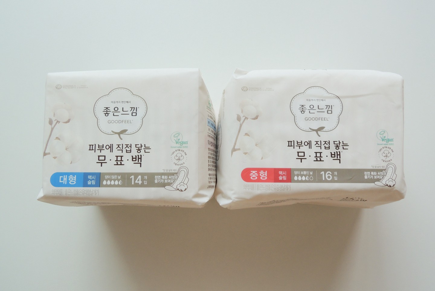 #제품제공 #파룸체험단 #좋은느낌 #피부에직접닿는무표백 #좋은느낌무표백 #무표백생리대 #비건생리대 #생리대추천 #유기농생리대 #유기농은보인다 #비건 #생리대

좋은느낌 피부에 직접 닿는 무표백 사용해보았어요.
100프로 비건 원료 생리대로 리뉴얼된 좋은느낌 피부에 직접 닿는 무표백인데요.
동물실험, 동물성 원료를 사용하지 않은 백프로 비건 원료 생리대입니다.
플라스틱 사용량을 30프로 줄여 환경까지 생각한 리뉴얼 패키지 활용으로 자연 보호에 동참하였습니다.
표백하지 않은 진짜 유기농 순면커버로 눈으로 보이는 목화 씨앗을 보실 수 있구요.
화학공정이 없어 민감한 피부도 편안하게 사용 가능한 제품입니다.
기존 가공된 제품에 비해 안심하고 사용할 수 있어서 만족스러워요.
대형과 중형 크기 비교해주시구요.
기존 생리대에 비해 만져보면 촉감이 달라졌음을 느낄 수 있었어요.