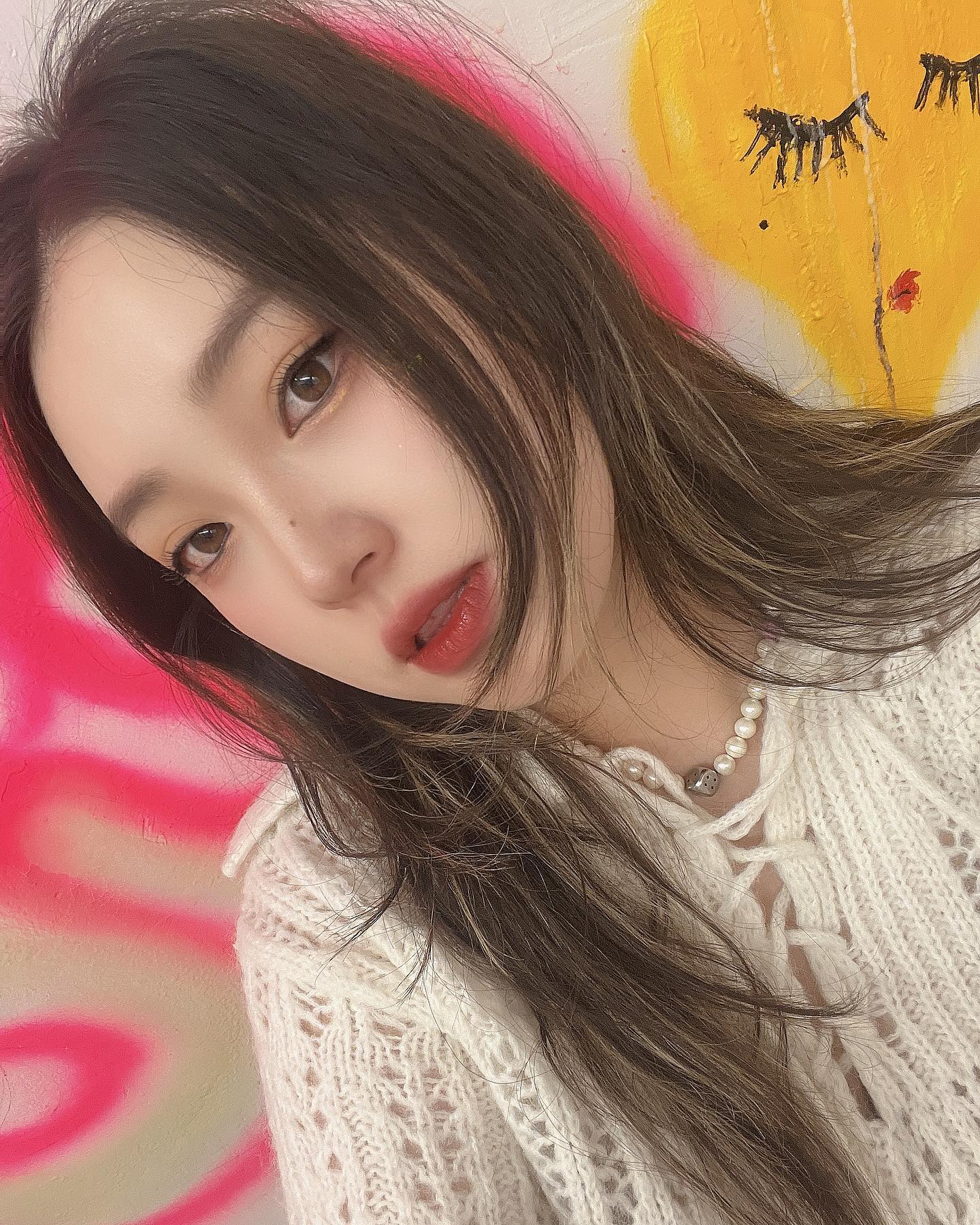 연휴 동안 푸욱 쉬면서 밀린 공부도 하고 좋아하는 음악도 실컷 듣고 향긋한 가을 바람도 잔뜩 느끼다 보니 어느덧 10월이 되어있네에🍁.
일정 정리하면서 9월 스케줄표를 보니 아 나 정말 열심히 살았구나 너무 감사한 또 하나의 한달을 보냈구나. 소리없이 시작한 새로운 달이 기다려지는 길고 길었던 연휴의 끝자락🐾8월에 오픈한 샵은 도대체 언제 정식적으로 알릴 수 있을런지😂 이번달엔 꼭 해야지했는데 당장 내일부터 빼곡한 스케줄을 보니 엄두가 안나네ㅜㅎ 하지만 꼭! 곧 좋은 소식을 알려드릴 수 있도록.. 스스로 약속하며.. 오늘 샵에서 찍은 창고셀카로 마무리하깅🤪🧡
(Ft.로니야 추석선물 다시 한번 고마워!:) xsharoniix )
.
.
.
.
#일상#데일리#셀피#셀카#메이크업아티스트#뷰티스타그램#엠오티디#오오티디#신사메이크업#강남메이크업#출장메이크업#메이크업레슨#daily#selfie#seoul#seoulmakeup#garosugil#hannamdong#makeup#kbeauty#oliveyoung