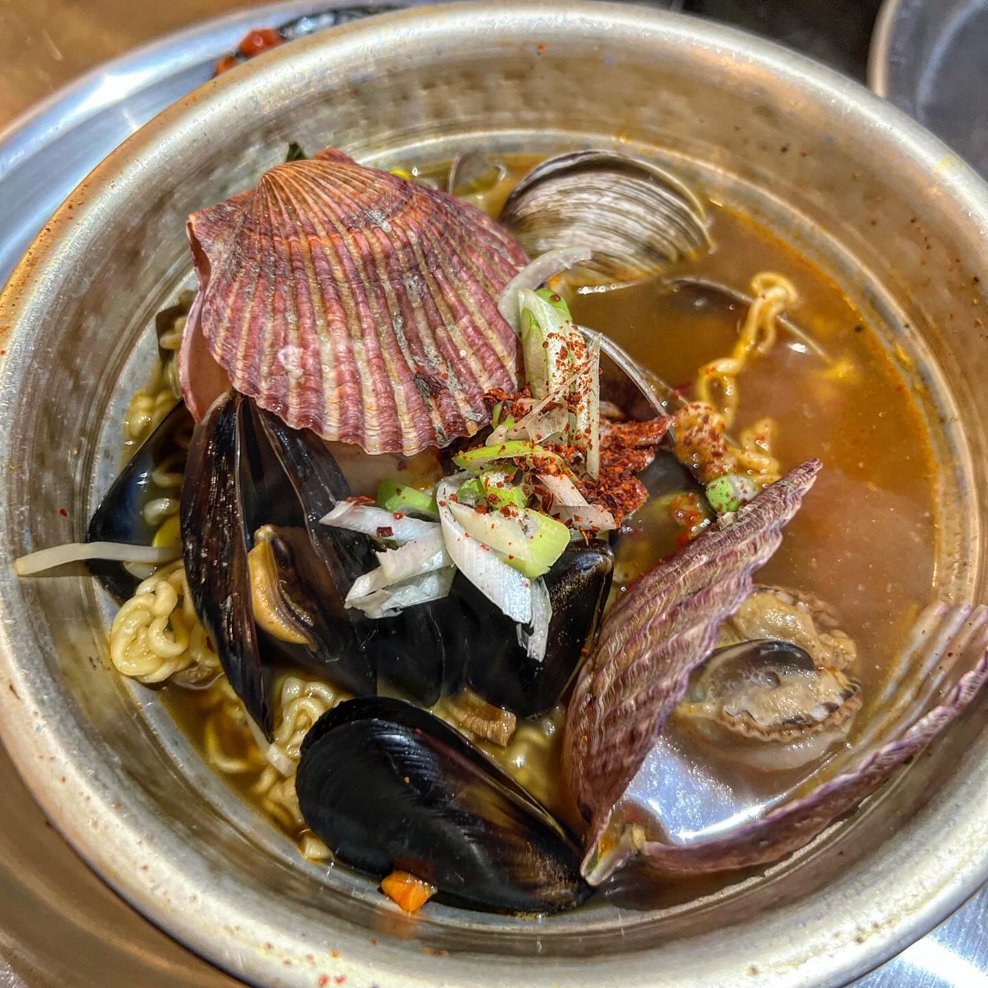 강동구 맛집 #양수산 에 다녀왔어요!!

🐷레트로하고 힙한 분위기의 강동구 명일동 양수산! 

🐷추운날 뜨끈하고 깊은 맛의 해물라면~^^ 해물이 푸짐하게 들어있어서 국물이 넘 맛있어요

🐷싱싱하고 쫄깃한 전복찜! 게우소스에 찍어먹으면 👍👍 술안주로 딱이에요

#양수산 #명일동맛집 #명일동술집 #강동구맛집 #강동구술집