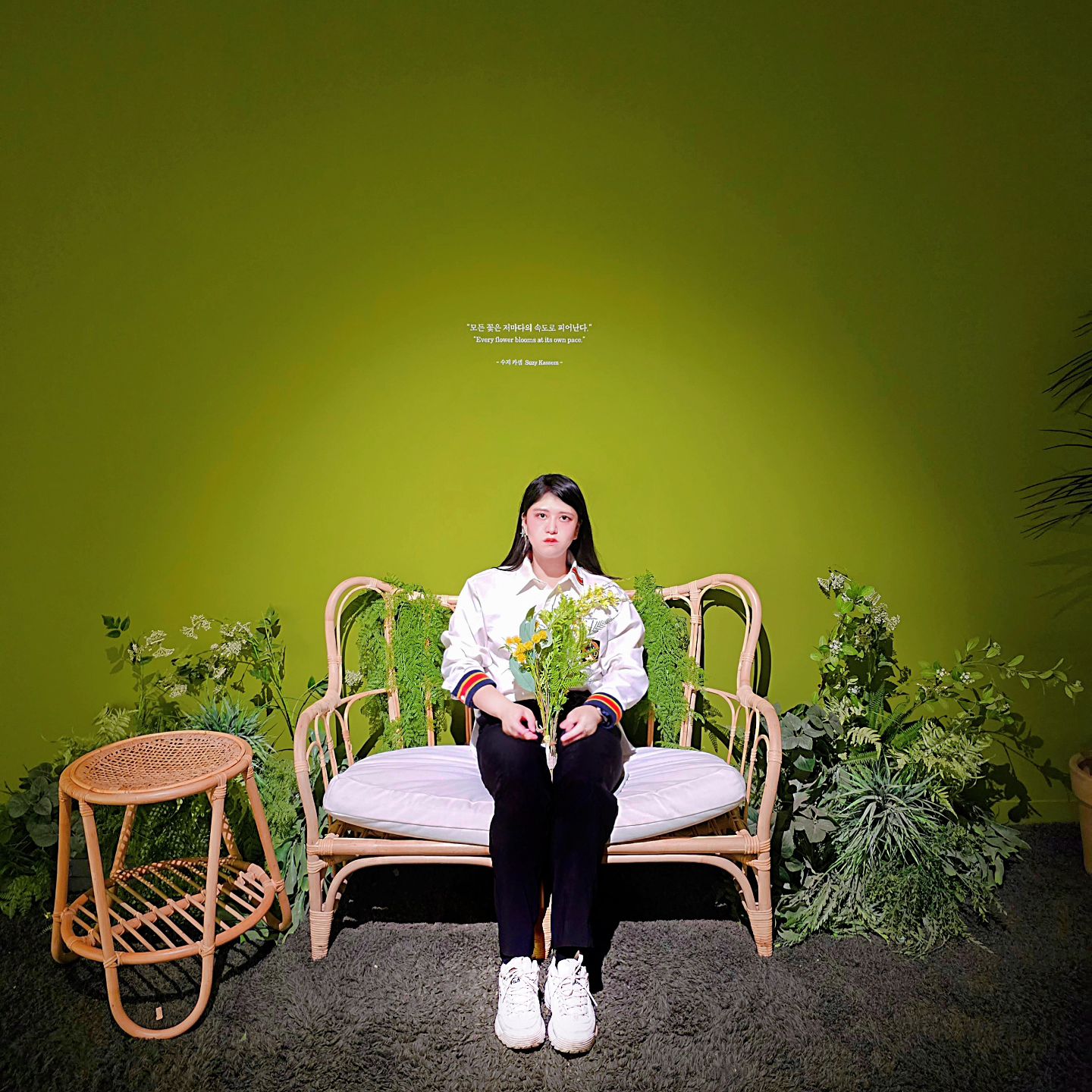 모든 꽃은 저마다의 속도로 피어난다 💐💚
⠀
이 말이 너무 와 닿더라고요. 나의 성장과 발전을 상징하며, 꽃을 한 번 들어봤습니다🤗
항상 다른 사람들보다 더디게 성장하는 것 같아 걱정되기도 했지만, 문구가 주는 메시지처럼 천천히 그러나 꾸준히 나아가다 보면 언젠가는 꿈꾸던 모습으로 피어날 수 있을 거라는 생각이 듭니다. 볼 때마다 힘이 나고 위안이 되는 것 같아요.
이 피드 보는 모든 사람들이 저마다의 아름다운 모습으로 피어나길 기원합니다.🍀