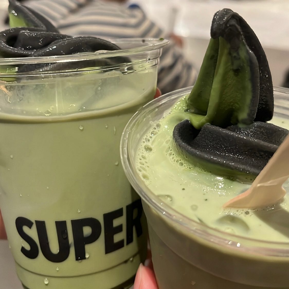 #슈퍼말차 #내돈내산 

📍위치 - 서울 영등포구 여의대로 108 더현대서울 B1
((체인점))

📍가격 - 더티 플로트 7300원 

말차 좋아한다면 꼬오옥~ 먹어봐야해요!! 말차 맛이 진하게 느껴져서 매!우!만!족! 아이스크림이 함께 올라간 ’더티 플로트‘를 드시면 더욱 시원하게 즐길 수 있어요~ 다만 아쉬운 점이 있다면 양이 조금 적은 느낌..? 그래도 저는 또 사먹을꺼 같네용!
제가 갔을때는 사람이 많아서 15분정도 기다렸다가 주문했습니다. 

#supermatch #더현대서울 #더현대서울맛집 #더현대맛집 #카페 #카페추천 #녹차덕후 #녹차 #말차 #말차라떼 #여의도맛집 #여의도카페 #여의도맛집 #서울 #서울카페 #먹스타 #먹스타맞팔 #먹팔 #좋아요반사 #좋튀 #리뷰 #후기스타그램 #맛집 #맛집투어 #사울맛집 #coffee #맞팔해요 #맞팔 #fyp