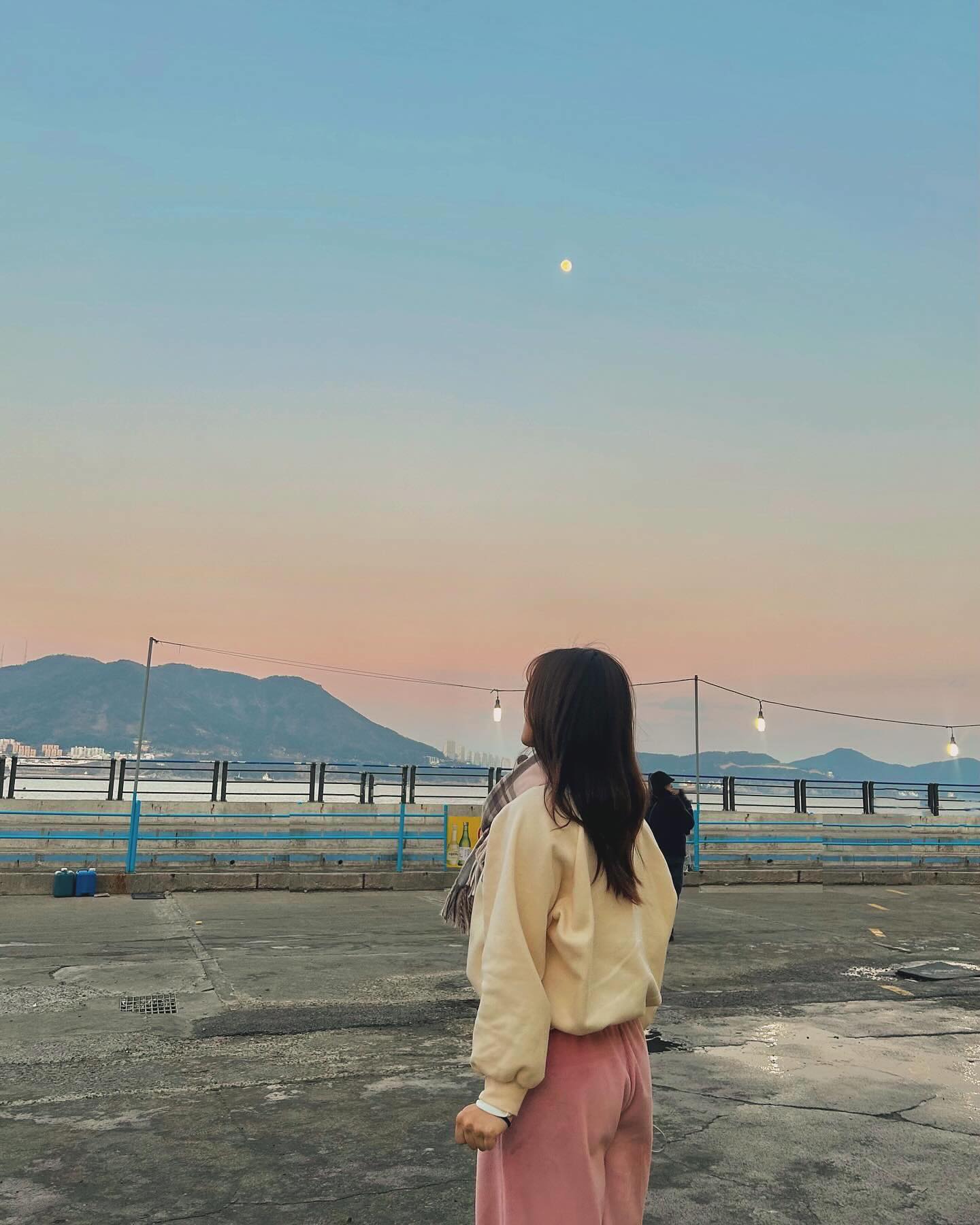 #첫줄_
.
.
.
🌖