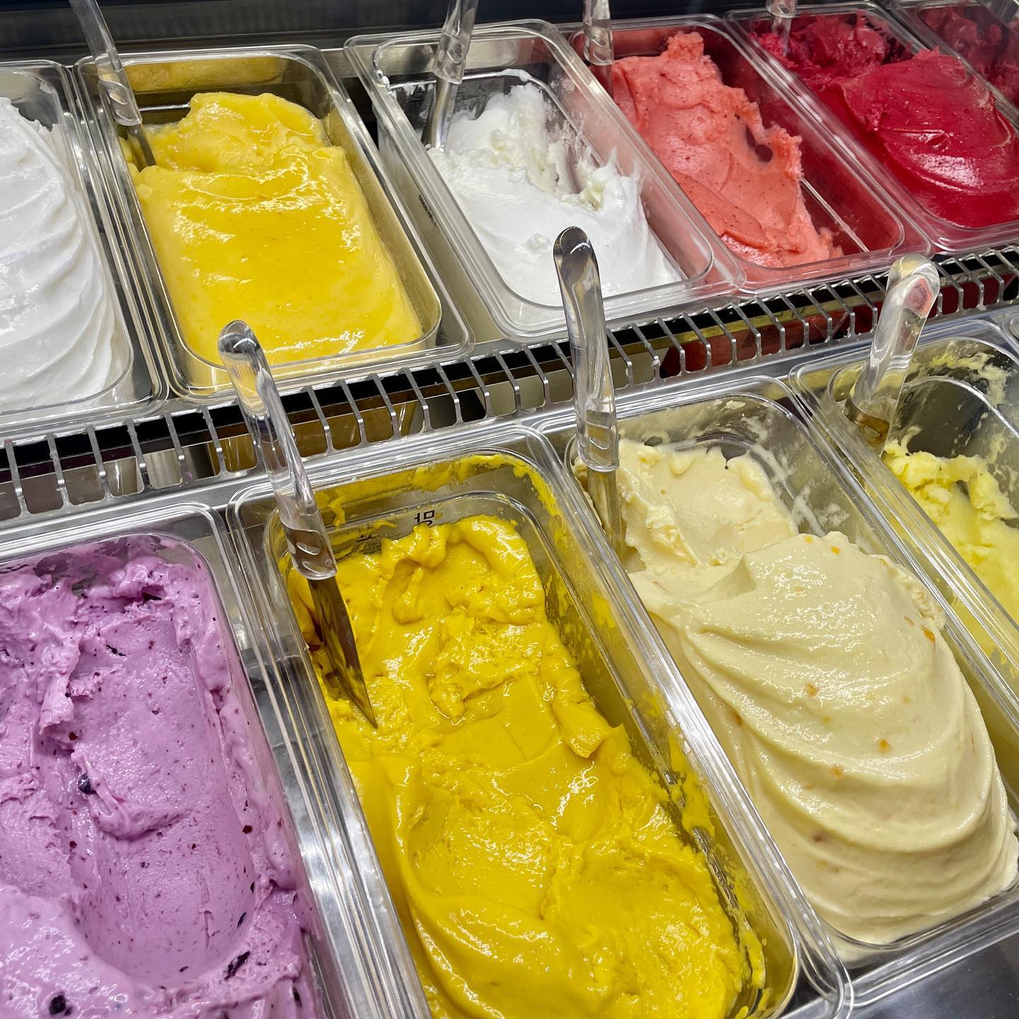 #협찬

🍨수지롯데몰 G.FASSI 피넛버터 젤라또🍦

워낙 젤라또를 좋아해서 젤라또가게에서 알바도 해본 나로써
이번 지파씨 젤라또 협찬은 너무 반가워따🍨

지파씨는 이탈리아 로마 3대 정통 프리미엄 젤라또 since 1880
코로나 전에 로마에 갔을때도 지파씨 젤라또를 가며 1일 1젤라또를 했었다🍨
한국에서도 이탈리아의 젤라또가 그리울때마다 지파씨를 찾았어따

역시나 이탈리아 로마가 생각나게 진실의입이 인테리어로 되어이따!! 나도 여기 손너어봄

난 피넛버터랑 민트를 진짜 개조아하는데, 피넛버터는 특히.. 진짜.. 잘 없어서 너무 그동안 슬펐다🥲 근데!!! 이번에 신메뉴로 지파씨에서 피넛버터 젤라또가 나와다!! 
그래서 매장에서 먹어본 피넛버터 젤라또는😍 피넛버터 그 자체를 녹여낸 맛으로😍😚 피넛버터 좋아하는 사람에게 강추함

꼰뻬찌오네 메디아(5가지맛)은 멘타, 초콜릿, 소금우유, 리쪼, 망고 맛을 주문했는데
민트는 역시나 배신하지 않는다..!! 베라보다 찐한 민트로 민초단에게 추천하고😍
초콜릿은 진짜 개찐한 다크초코 맛이라 쫀뜩쫀득 그 자체!!🫠
소금우유는 달짝찌근한 맛에 짭쪼롬한 맛이 더해져 단짠단짠😝
리쪼는 걍 마시씀🤤
망고..!! 젤라또 먹으며 하나쯤음 샤벳으로 입가심 해죠애뎀🥶

그래서 이번 5월 한달동안 메디아 사이즈를 구매하면 피넛버터 젤라또 1컵을 증정하는 이벤트를 하니까!! 이번 기회에 먹어보길 추천함

#지파시 #젤라또 #젤라또맛집 #젤라또카페 #피넛버터젤라또 #롯데몰수지카페 #수지롯데몰