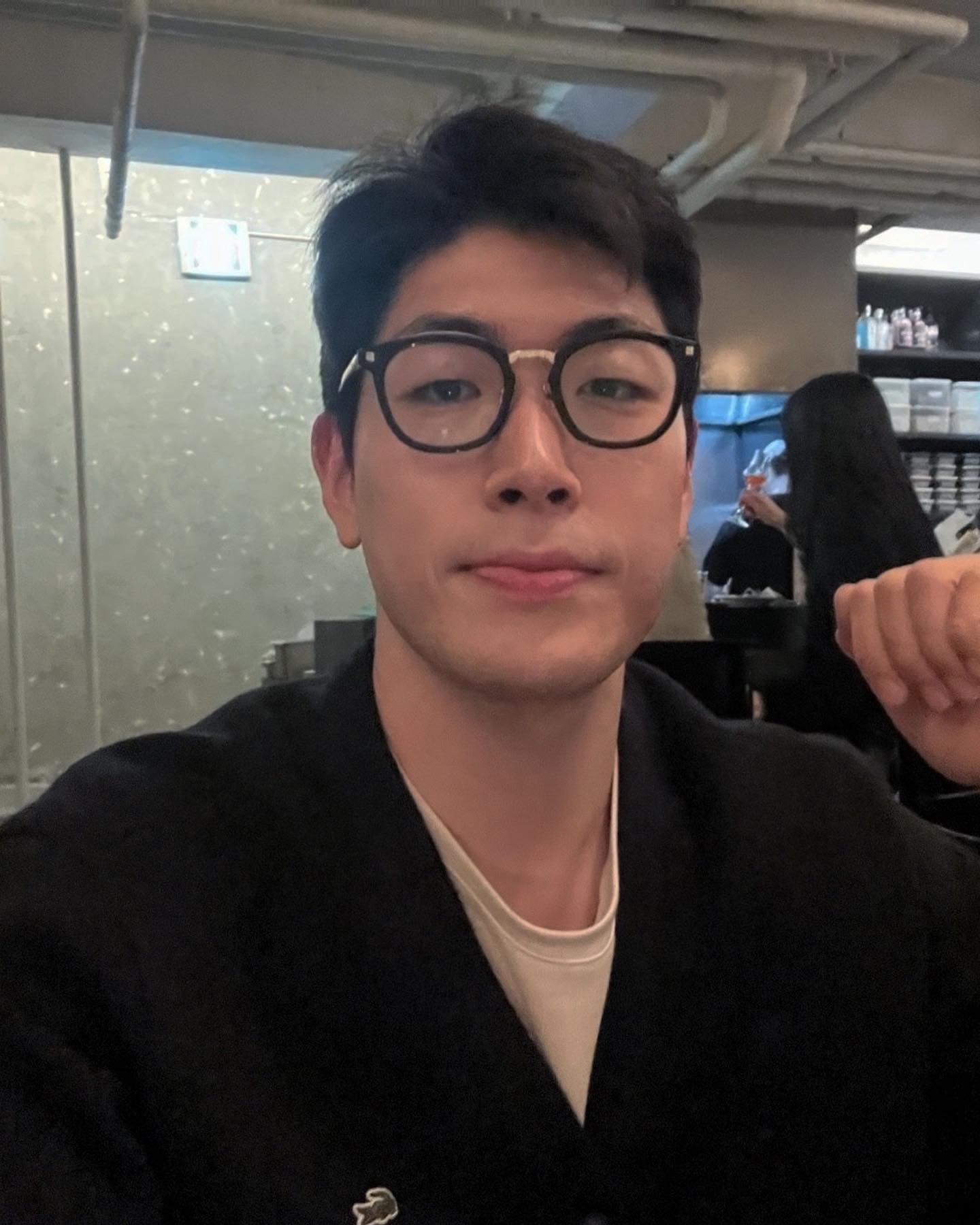 #제품협찬 

sso.lux_eyewear_official 
뮤 MU-C1👓

안경 하나로 사람 분위기가 달라지지 않나요? 

이 제품은 베타 티타늄을 템플 소재로 활용하여 완벽한 밸런스와 가벼움을 갖춘 모델입니다.
실제로 안경 처음 써보는데도 전혀 부담스럽지 않고 가벼워요! 

분위기 전환하고 싶을 때 안경 한 번 써보시는 것 추천드립니다😀

ssolux_style
#ssolux #ssoluxeyewear #ssoluxsunglasses #쏘럭스 #쏘럭스선글라스 #쏘럭스아이웨어 #안경테추천 #선글라스추천