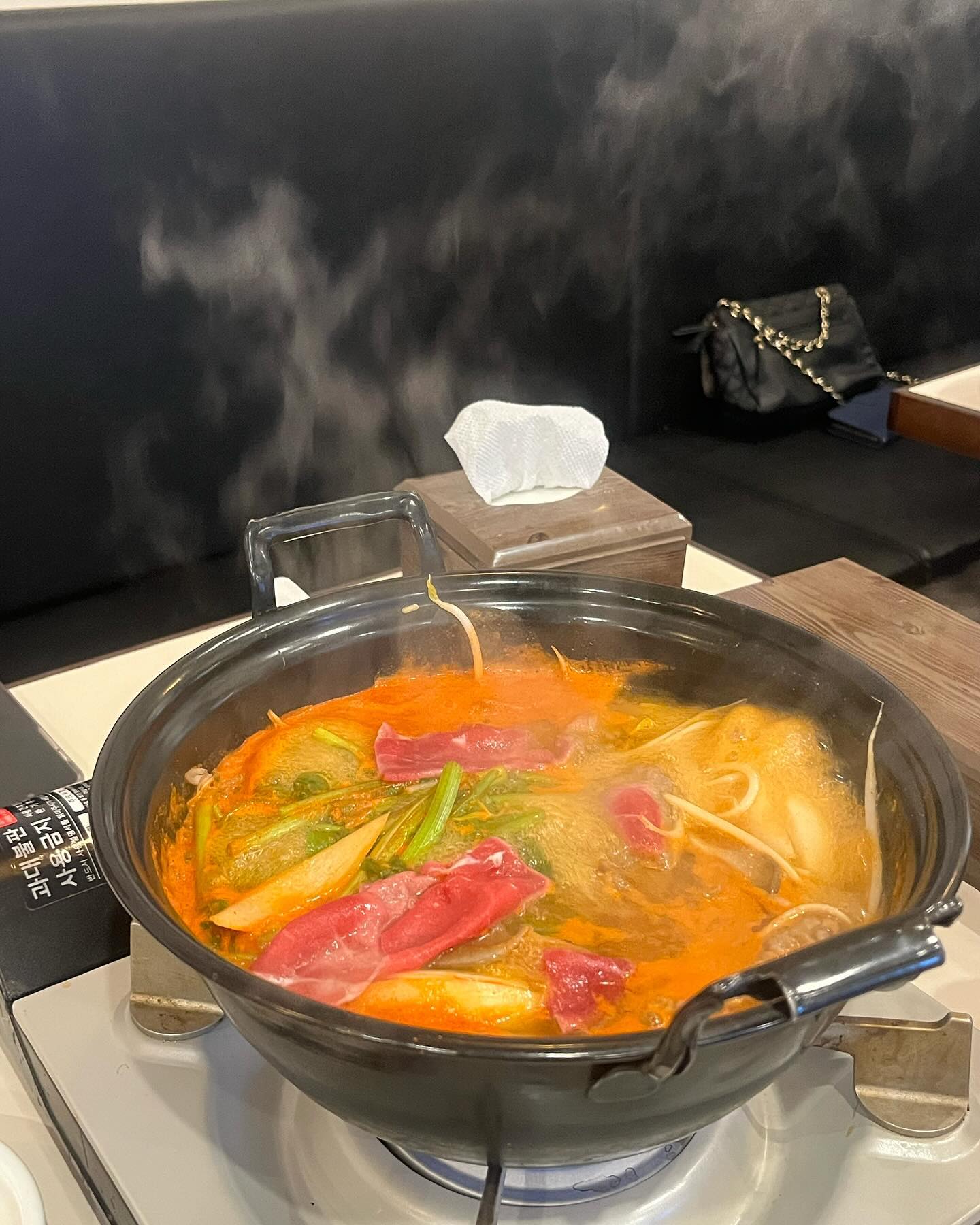🥘청도미나리식당 동탄점
외관만 보고 가보자 하다가 드디어 방문했어요! 저는 평소에도 샤브샤브, 마라탕 등을 너무 좋아하는데 여기는 점심특선이 있더라구요? 저는 맑은/얼큰맛중 얼큰맛을 주문했어요. 소고기+야채+칼국수+볶음밥까지 푸짐해서 정말 배가 너무 부르더라고요. 다른곳은 야채추가도 돈을 따로 받던데 여기는 야채도 추가 제공해주시고 처음에 주시는 야채도 푸짐해서 저는 야채추가 안해도 배부르게 먹었습니다😙 같이나오는 김치와 양파장아찌도 맛있었어요 다음에는 오리불고기 먹으러 가보려고요 !

🥘청도미나리식당 동탄점
주소 : 경기 화성시 동탄대로5길 9 그랑파사쥬동 1층 1047, 1048호

#화성시맛집 #동탄맛집추천 #동탄호수맛집 #화성맛집 #동탄맛집 #호수공원맛집 #동탄샤브샤브 #먹스타그램 #동탄먹방