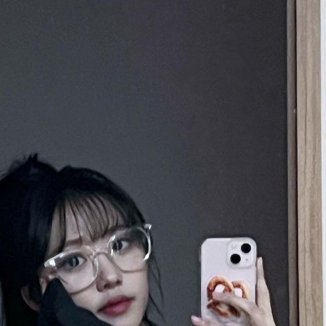  강수경 on Instagram: "@gguba_official 👓🕶️🥽 
데일리로 쓰기좋은 패션 안경을 찾으신다면 여기 추천!!✨
-
-
-
-
-

#광고#뿔테#뿔테안경#뿔테코디#안경#안경코디#투명뿔테#투명안경 #데일리 #패션안경#패션 #daily #협찬"