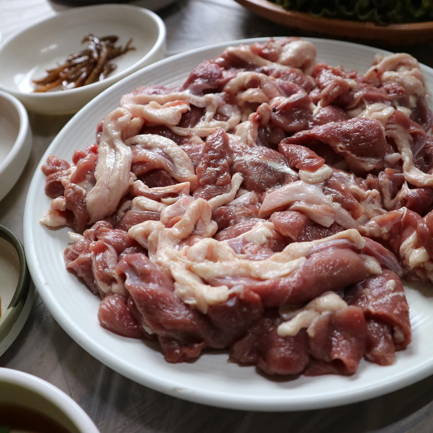 오리백숙이나 오리훈제만 자주 먹구
생오리로스는 오랜만이었는데 왜캐 맛있냐며!!!
입맛이 바뀌었나 이제 생오리에 집착해주게써 💛

.
.
#예원식당 #팔공산맛집 #팔공산오리고기 #대구팔공산맛집 #대구예원식당 #팔공산예원식당 #팔공산단체모임 #팔공산방갈로맛집 #팔공산방갈로 #팔공산데이트 #팔공산벚꽃 #팔공산오리