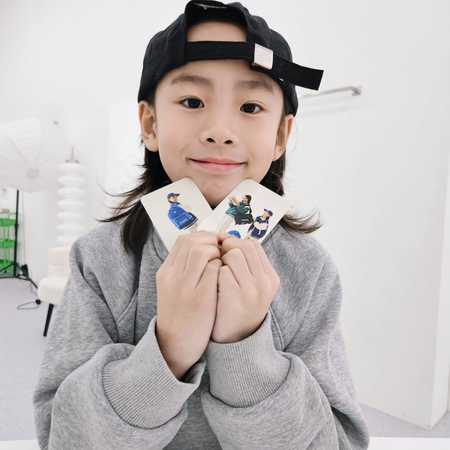 #민서누나 #고마워

(두번째는 민서누나를 향한 영상 첨부 😆😆)
minseoroom

🌈Account run by Mom 👩 

센스 넘치는 민서누나의 선물로,
내마음도 몽글몽글해졌다능 🥹🥹🥹
수현이도 감동받아서 눈물 그렁그렁은 안비밀 😉

너무 좋아서 뭐라 설명하고싶은데, 
카메라에 대고 말하려니 어색열매 한가득 드심🤣🤣

요거 평생 간직할게요 🫶
그 마음도 본받도록 ❤️❤️❤️ 

저 올렸어요 ㅋㅋㅋ  택비산타님 감사해요 💕
tikitaka_company

평생 느바루키하고싶다🖤
nbakids_with902 

#인생첫포카 #포카 #NBAKIDS #느바루키
#민서엄마고마와여 #나도착하게살아야지
#두장집어보라니민서누나사진집음 #민서누나보고싶데요
#주니어모델 #키즈모델 #남아모델
