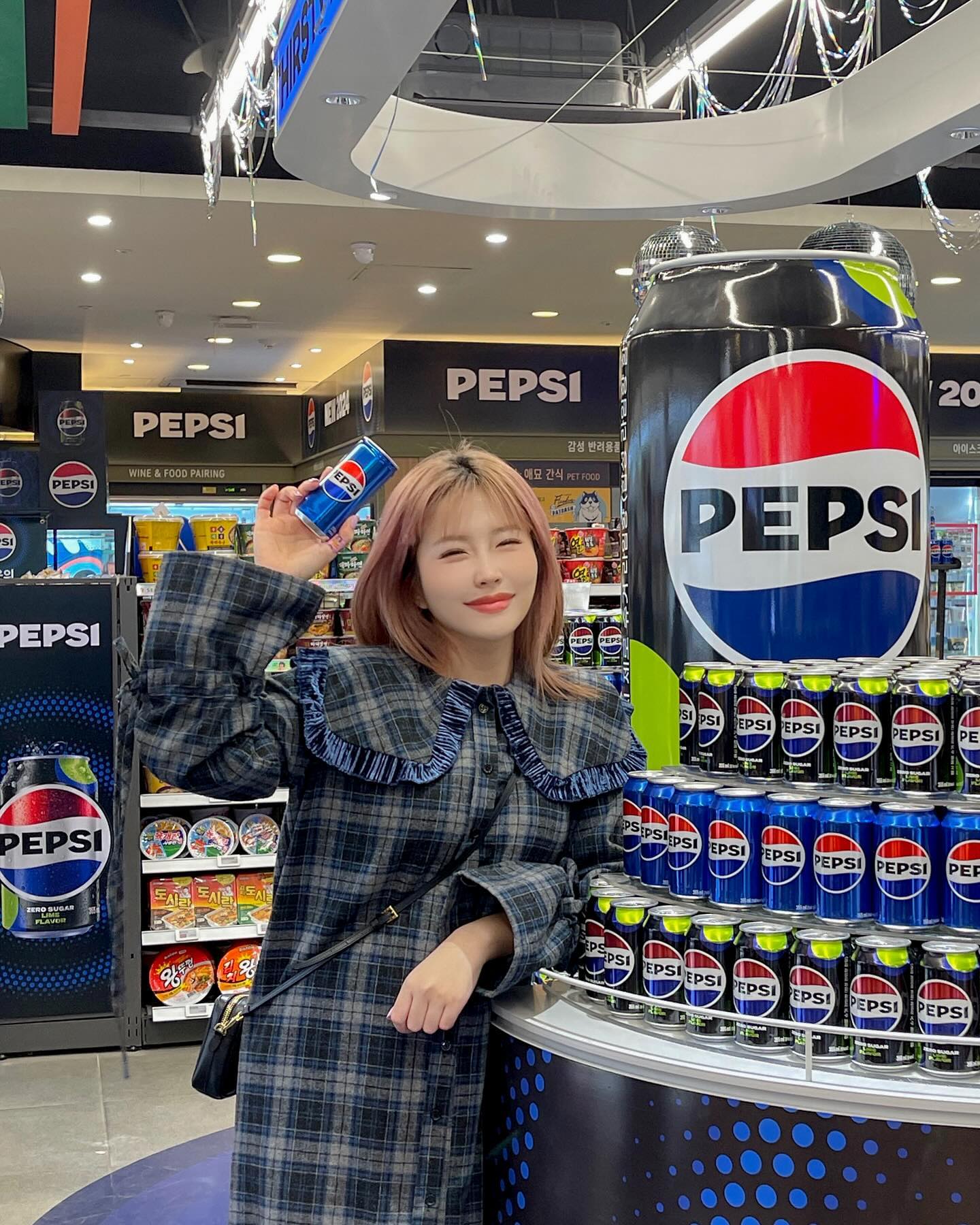 #협찬 7elevenkorea 
지금 잠실에 가야하는 이유 
세븐일레븐 X 펩시 Concept Store 🥤

야외 포토존과 내부에도 힙하게 찍을 수 있는 포토존 가득 📸

SNS 사진 인증 이벤트와 펩시 1캔 구매 시 캡슐 뽑기로 펩시 굿즈도 뽑을 수 있어요
저는 실패해찌만 성공해서 보여주세요 🥹

3월 말까지 진행되는 세븐일레븐 컨셉스토어 잠실 가는 분들 뭅뭅 

📍 서울특별시 송파구 올림픽로269 캐슬플라자 1층

#세븐일레븐 #펩시 #컨셉스토어 #세븐컨셉스토어 #펩시컨셉스토어 #잠실컨셉스토어