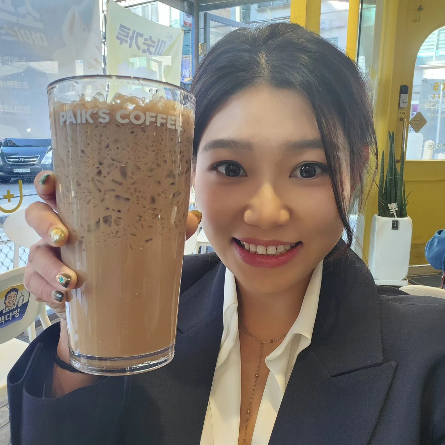 핸드폰 대리점 들렸다가 
잠시 남편과 시간때우러 들어간
빽다방☕️

남편이 시킨 커피가 내얼굴만해서 
웃기기도하고 신기하기도 하고
🤣🤣🤣

내것도 기대했지만
나는 일반 사이즈 컵😭

매장 컵은 처음인데
이렇게 큰 컵도 있네요❣️