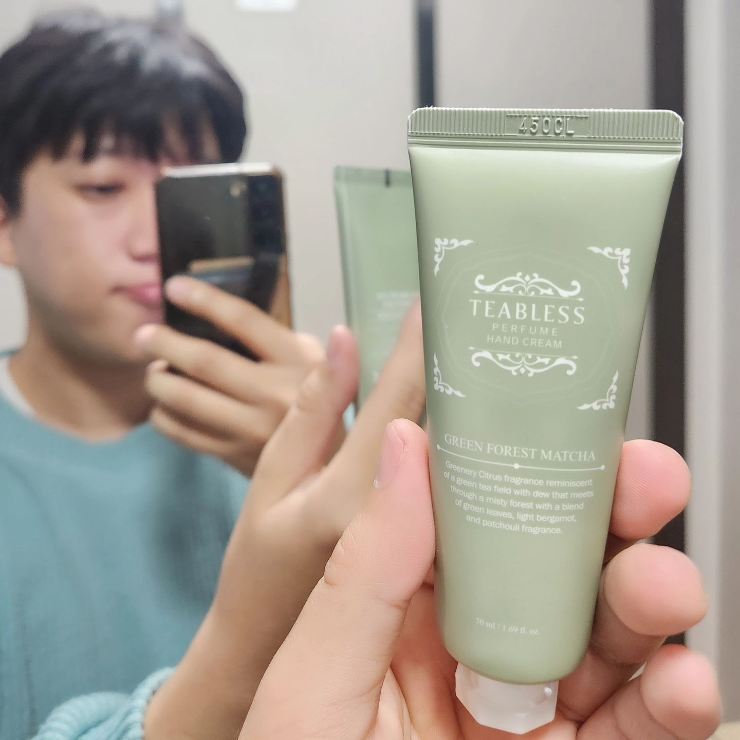 #광고 차의 유효성분과 향기를 담은 티퍼퓸 스킨케어 브랜드, 티블레스!

🍇 퍼플티 바디로션 🍇
항상 운동하고 나서 바디로션을 바르는데, 이번에 퍼플티 바디로션을 사용할 기회가 생겼어요. 은은하고 고급스러운 차향이 마치 티룸에 있는 듯한 기분을 주더라고요. 부드럽고 촉촉하게 발리면서 끈적임 없이 빠르게 흡수되는 사용감이 정말 만족스러웠어요.

🌿 그린 포레스트 말차 핸드크림 🌿
보습력이 좋은 핸드크림을 찾고 있던 중, 그린 포레스트 말차 핸드크림을 사용할 수 있었어요. 싱그러운 말차 향이 나고, 엄청난 보습력을 제공해주어 금방 흡수되면서도 끈적임 없이 촉촉함이 오래가더라고요.

좋은 제품 사용할 수 있어서 정말 감사합니다~♥

#체험단리뷰 #솔직후기#티블레스
#향좋은핸드크림 #향좋은핸드크림추천
#퍼퓸#클린뷰티#저자극핸드크림
#집들이선물 #선물추천 #생일선물추천
#카카오선물하기 #카카오선물하기추천
#향좋은핸드로션#핸드크림 #핸드크림추천
#퍼퓸핸드크림 #핸드로션
#그리너리향 #숲향 #이끼향 #시트러스향
#로션 #바디로션 #바디로션추천 #향좋은바디로션 #향좋은바디로션추천 #퍼퓸바디로션