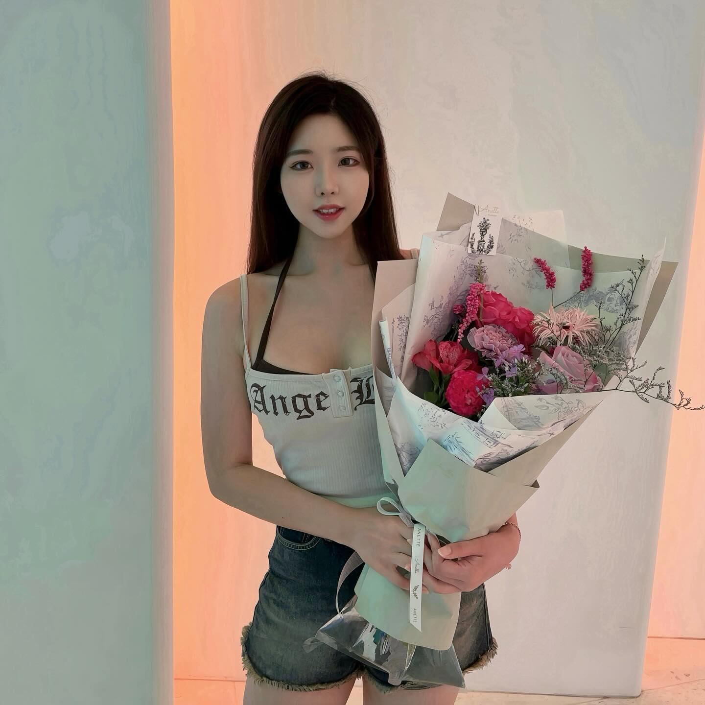 #협찬
기념일에 빠질 수 없는 💐꽃다발.

꽃다발의 느낌은 플로리스트의 실력에 따라 달라지는데,
#여의도꽃집 #아네트플라워 는 12년 경력의 플로리스트가
직접 디자인하여 더욱 특별했다.

맨드라미, 실거베라, 알스트로메리아 등
다양한 🌸꽃들이 조화롭게 어루어졌다.
꽃 하나하나가 개별적으로도 아름다웠지만
조화롭게 구성된 꽃다발은 고급스러운 느낌을 더했다.

꽃과 어울리는 포장지와 세심하게 배치된 꽃들이
기념일에 특별함을 더해준다.
단순한 꽃다발이 아니라, 기념일을 특별하게 만들어주는 느낌이었다.

#하이엔드플라워 #승진꽃선물 #기념일꽃다발 #꽃다발