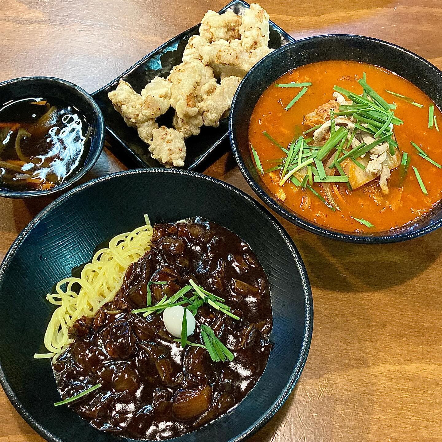 공기밥 무료인 남녀노소 좋아하는 중국집🍜🍴

오늘의 맛집은 사미반점 위례점✨
중국집이니까 짜장면, 짬뽕, 그리고 찹쌀탕수육 세트를 픽했습니다 💖

짜장면은 신선한 고기랑 야채가 곁들여져 더욱 맛있고,
짬뽕은 특히 국물이 너무 맛있어서 밥까지 국물에 말아먹었어요☺️💕
그 정말 국물 속에서 밥이 녹는 느낌이 최고였습니당✨
탕수육은 찹쌀탕수육으로, 찹쌀 튀김과 달콤한 소스의 조합이 너무 맛있더라구요💖

사장님도 정말 좋으시고 친절하셔서 
좋은 음식과 함께 따뜻한 환대를 받아서 행복한 시간을 보냈답니다🙌☺️

#사미반점위례점#위례맛집#창곡동맛집#위례중국집#위례중식#위례짜장면#창곡동점심#위례짬뽕#위례런치#위례회식