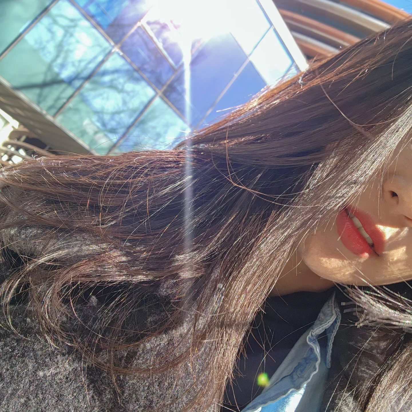 #협찬 너무 맘에 들었던 YNM 캔디 글로우 립밤!

평소에 진한화장을 하지 않는 편이라
자연스러운 립을 선호하는데요,

요거 완전 촉촉한데 발색까지 좋아서
아무때나 슥슥 바르기 좋더라구요! 
끈적임은 없고 산뜻하게 촉촉해서 계속 덧발라도 무거운 느낌이 없어요.

저는 두가지 컬러를 써봤는데,
두가지 모두 다른 느낌으로 맘에 들더라구요.

02 #핑크선셋
이름답게 약간 주황기가 섞인 핑크색이구요.
조금 쨍한 느낌으로 발색되어서 얼굴톤을 화사하게 밝혀주기 좋았어요.
매트한 레드립 진짜 안어울리는 얼굴인데,
가끔 쨍한 컬러가 땡길때가 있거든요. 
그럴 때 완전 딱!

06 #코코넛쉘
제가 너무 좋아하는 베이지핑크 계열이라 완전 취향저격이었어요.
너무 누디한 톤은 아니라서 데일리로 쓰기 정말 좋아요.
한겹 살짝 바르면 수분광이 돌면서 자연스럽게 화사해져서,
그야말로 mlbb의 정석입니다.

저는 한가지 제품을 주구장창 쓰는 편인데,
당분간 립은 이걸로 고정일거 같아요. ㅎㅎ

#캔디글로우밤 #ynm신제품 #멜팅밤 #멜팅밤추천 #ynm립밤 #립스틱추천 #립밤추천 #신상립스틱 #글로우립밤 #캔디밤 #립메이크업 #코덕 #화장품리뷰