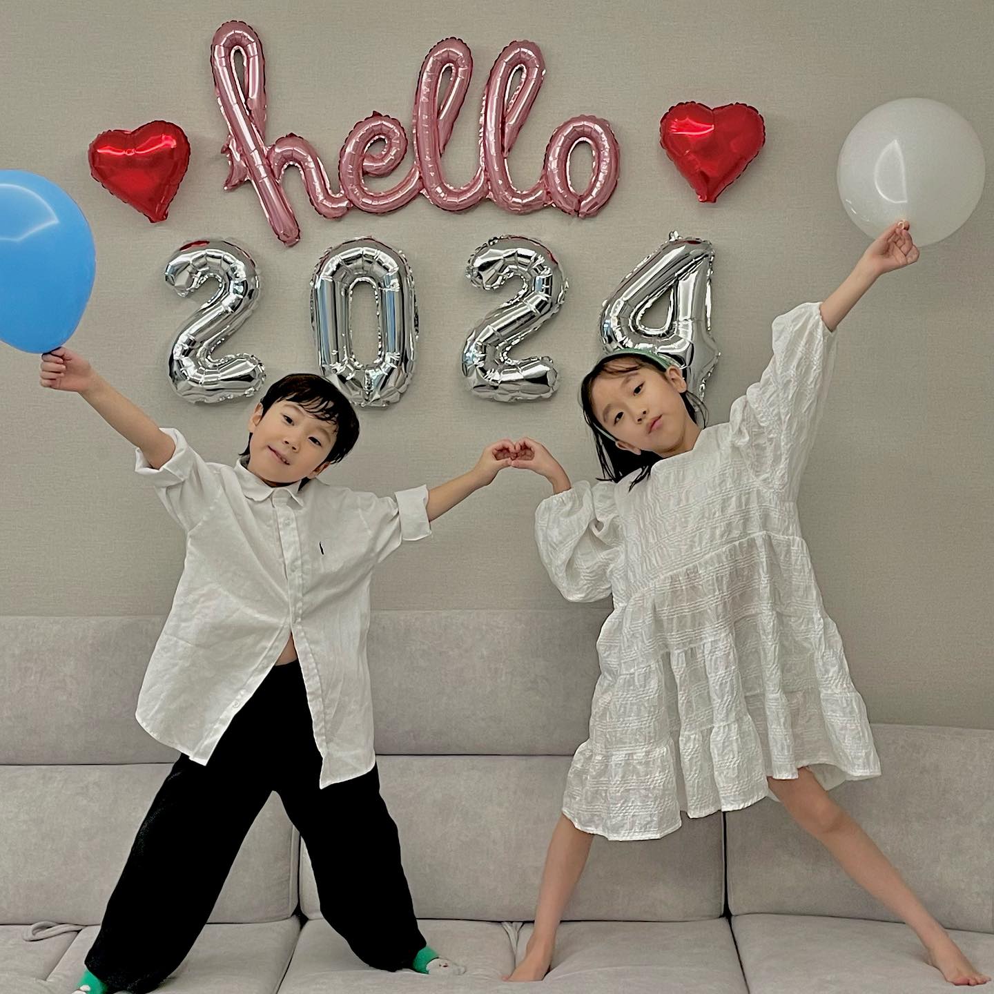 2024년엔 더 행복한 일만 가득하길 -! 해피뉴이어🤍
#하늘이준남매 #2024