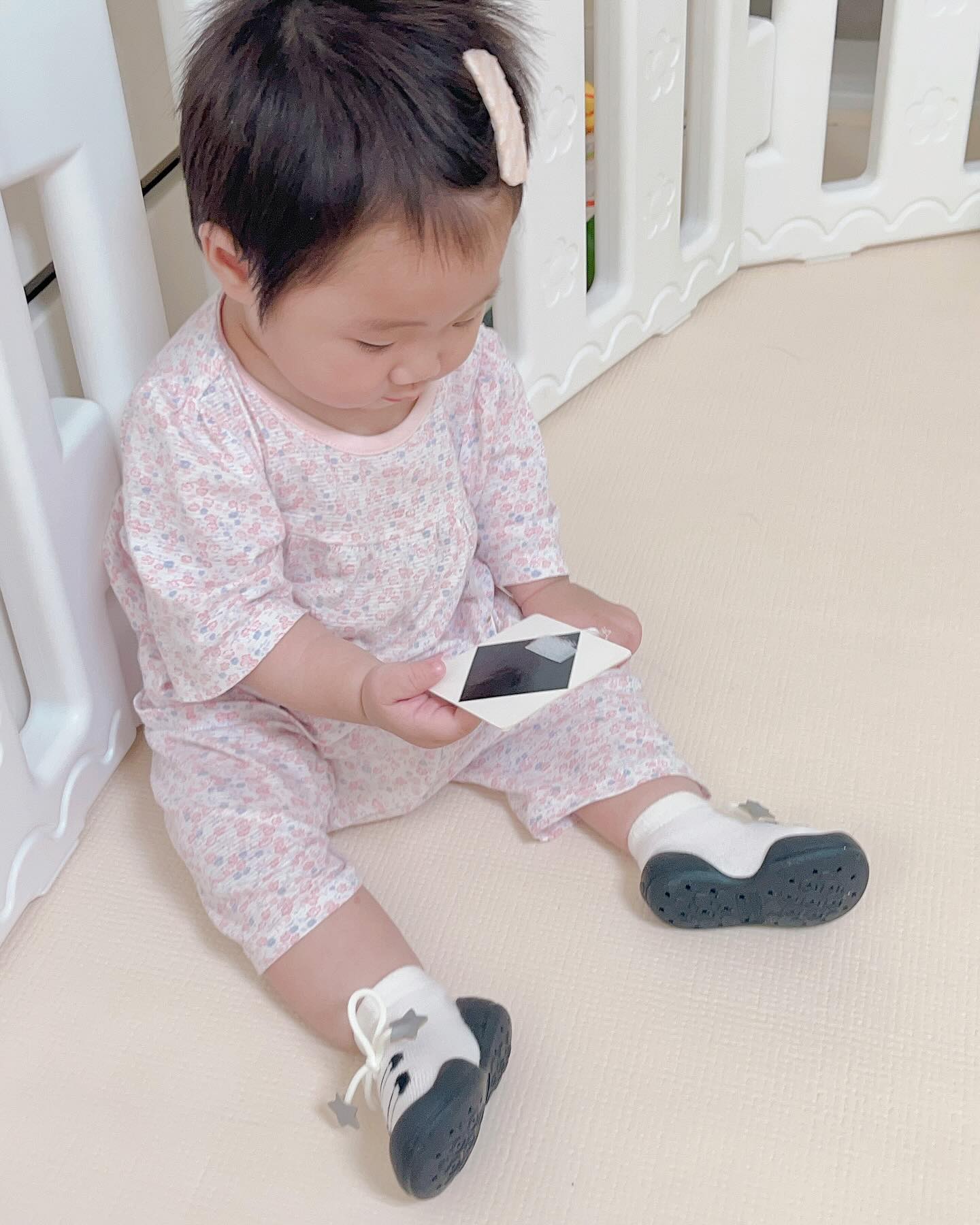 #서아사진❤

선물받은 신발 신겨봤는데
벌써 딱 맞아버림😅
언제 이렇게 컸오?!

이제 신발 신는 연습이랑 걸음마연습도
해야하는데 아장아장 기대되면서도 걱정도 동반😂 성장하는 과정이겠죠?

📸 24.07.13 D+286

#딸스타그램 #딸래미 #흑토끼띠
#꼬까신 #걸음마신발